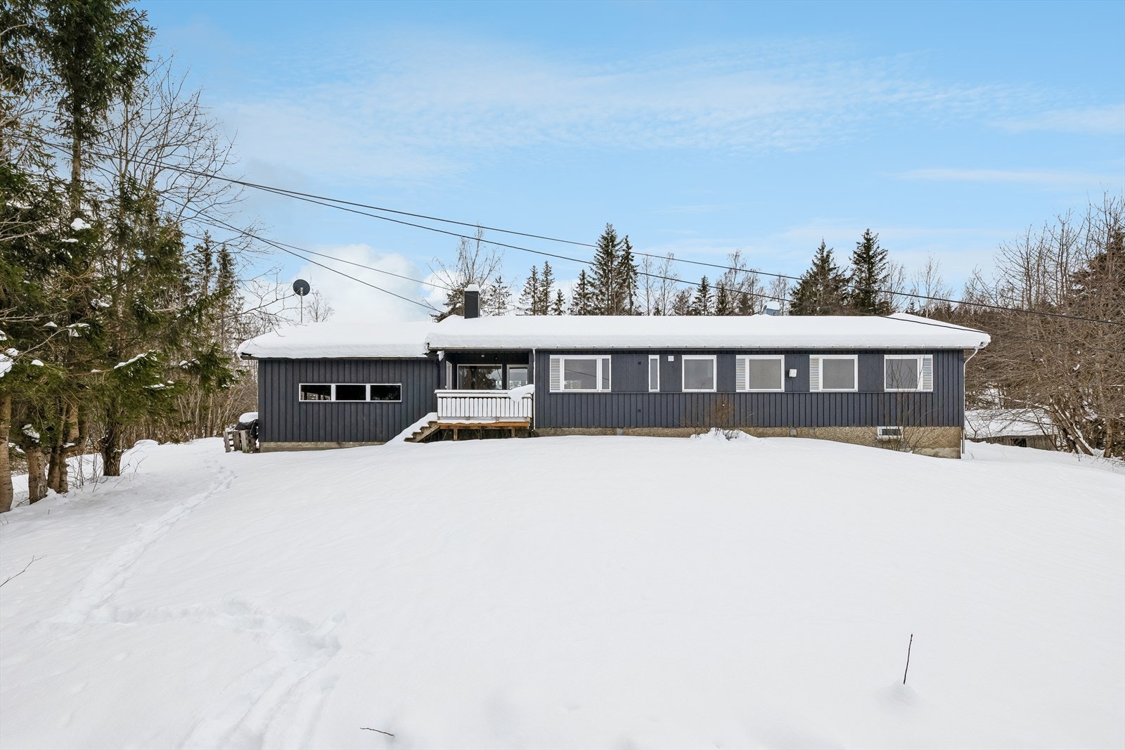 Eneboligen ligger fredelig og tilbaketrukket til på en stor eiet tomt på 3355,5 m². Galleribilde