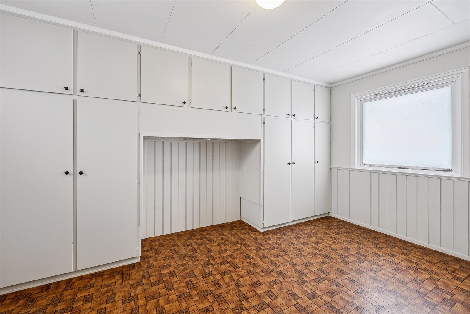 Gulvflatene i boligen består hovedsakelig av laminat og belegg som ble skiftet i 2015. Galleribilde