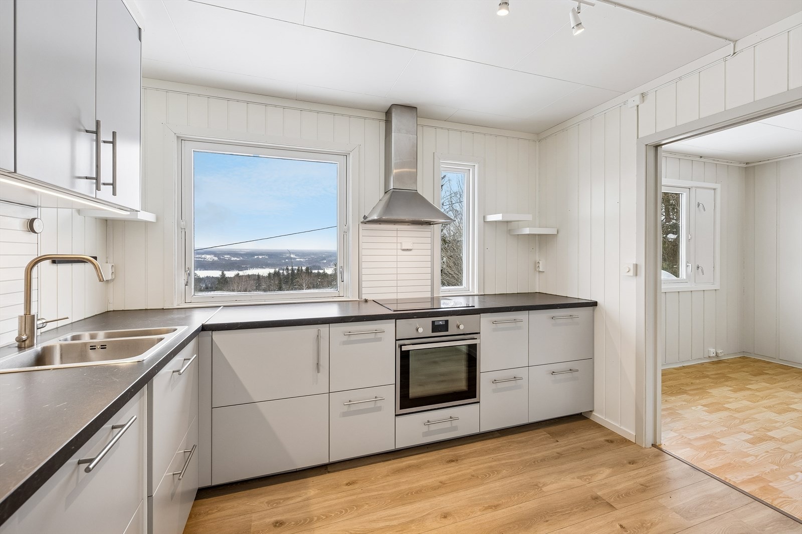 Kjøkkenet er utstyrt med integrerte hvitevarer, samt kjøkkenvifte med avtrekk ut. Galleribilde