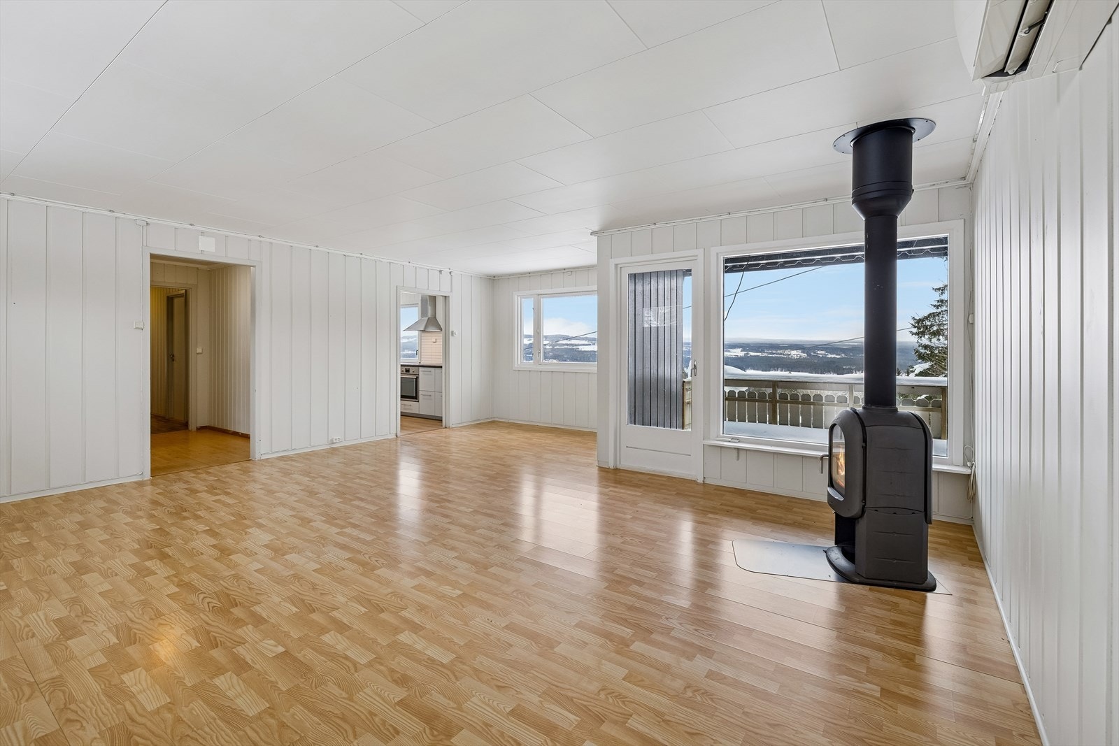 Stuen er et romslig samlingspunkt med plass til sofagruppe og og spisestue. Galleribilde