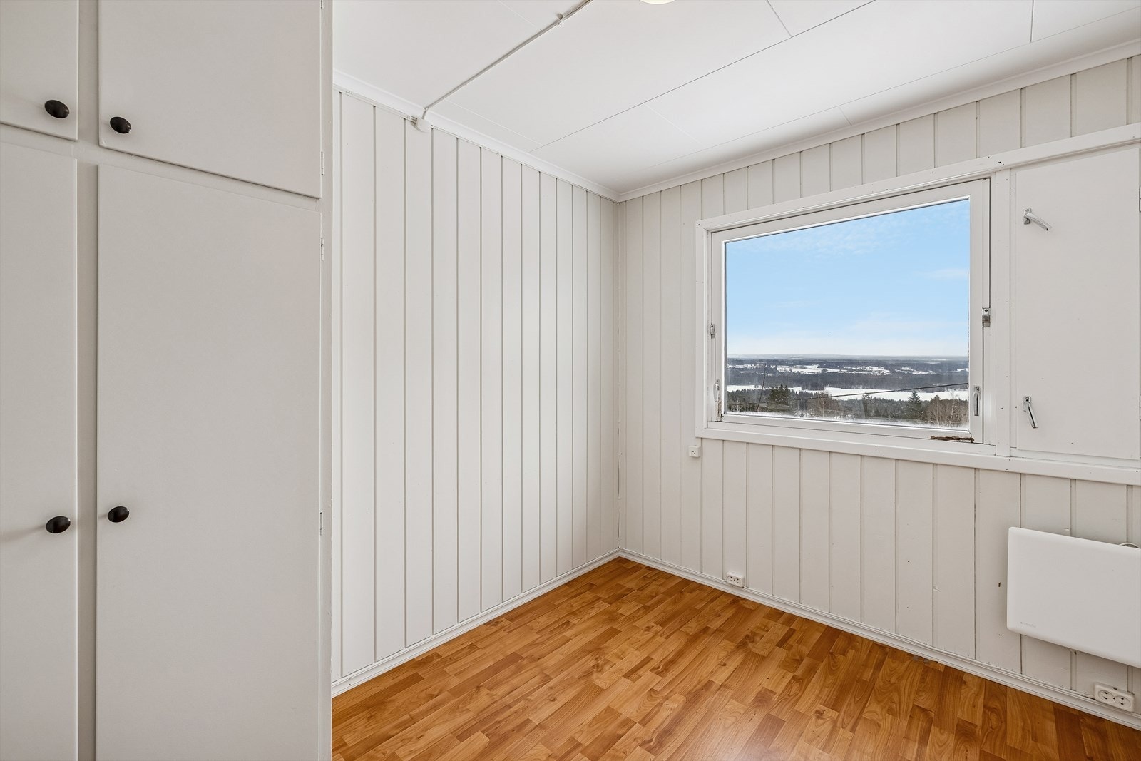 Boligen inneholder fire soverom av god størrelse, alle praktisk plassert på samme plan. Galleribilde