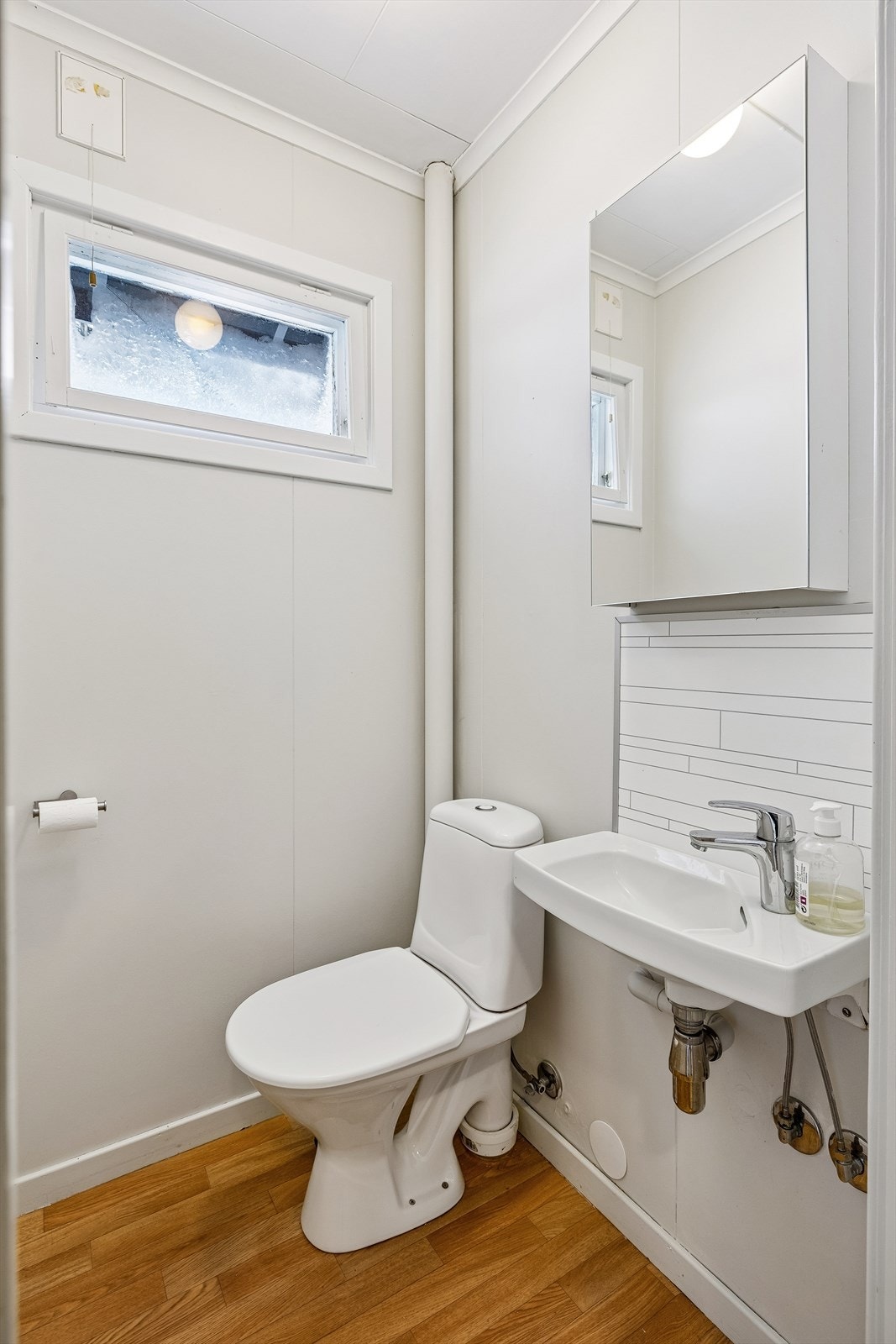 I tillegg til badet har boligen et praktisk, separat toalettrom med servant. Galleribilde