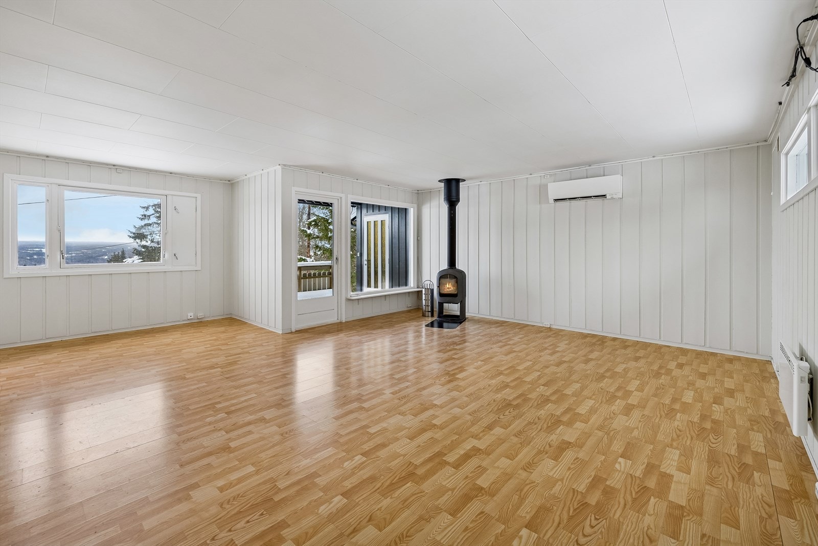 Rommet varmes effektivt opp av en luft-til-luft varmepumpe fra 2018 samt et ildsted for ekstra varme. Fra stuen er det utgang til terrasse. Galleribilde