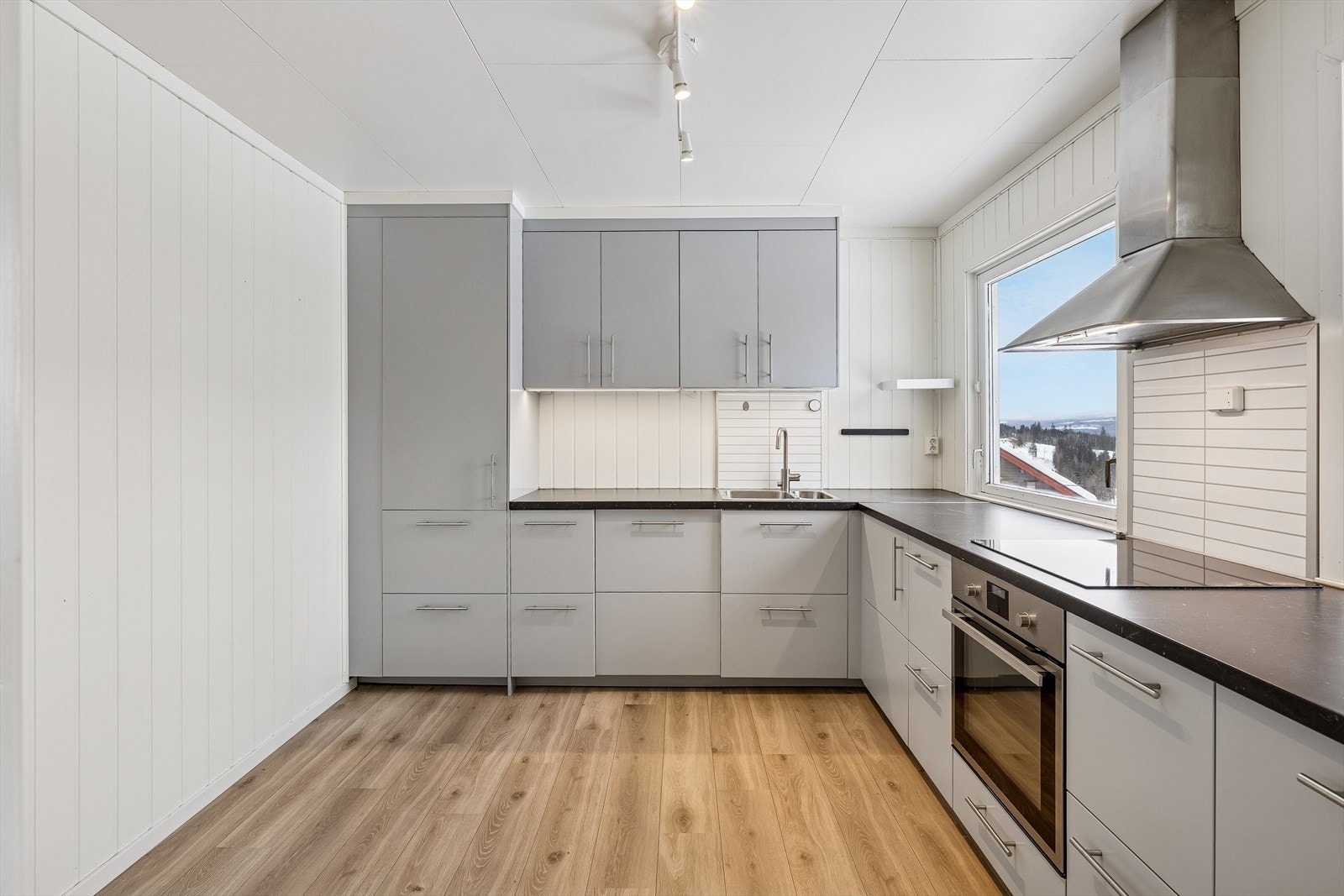 Kjøkkenet ble rehabilitert i 2018 med innredning med glatte fronter og laminert benkeplate. Galleribilde