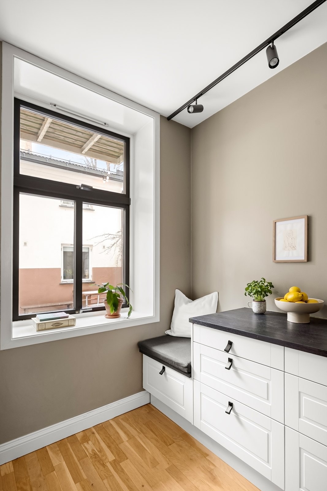 Det er utstyrt med integrerte hvitevarer som stekeovn, platetopp og oppvaskmaskin, samt plass til kjøleskap Galleribilde