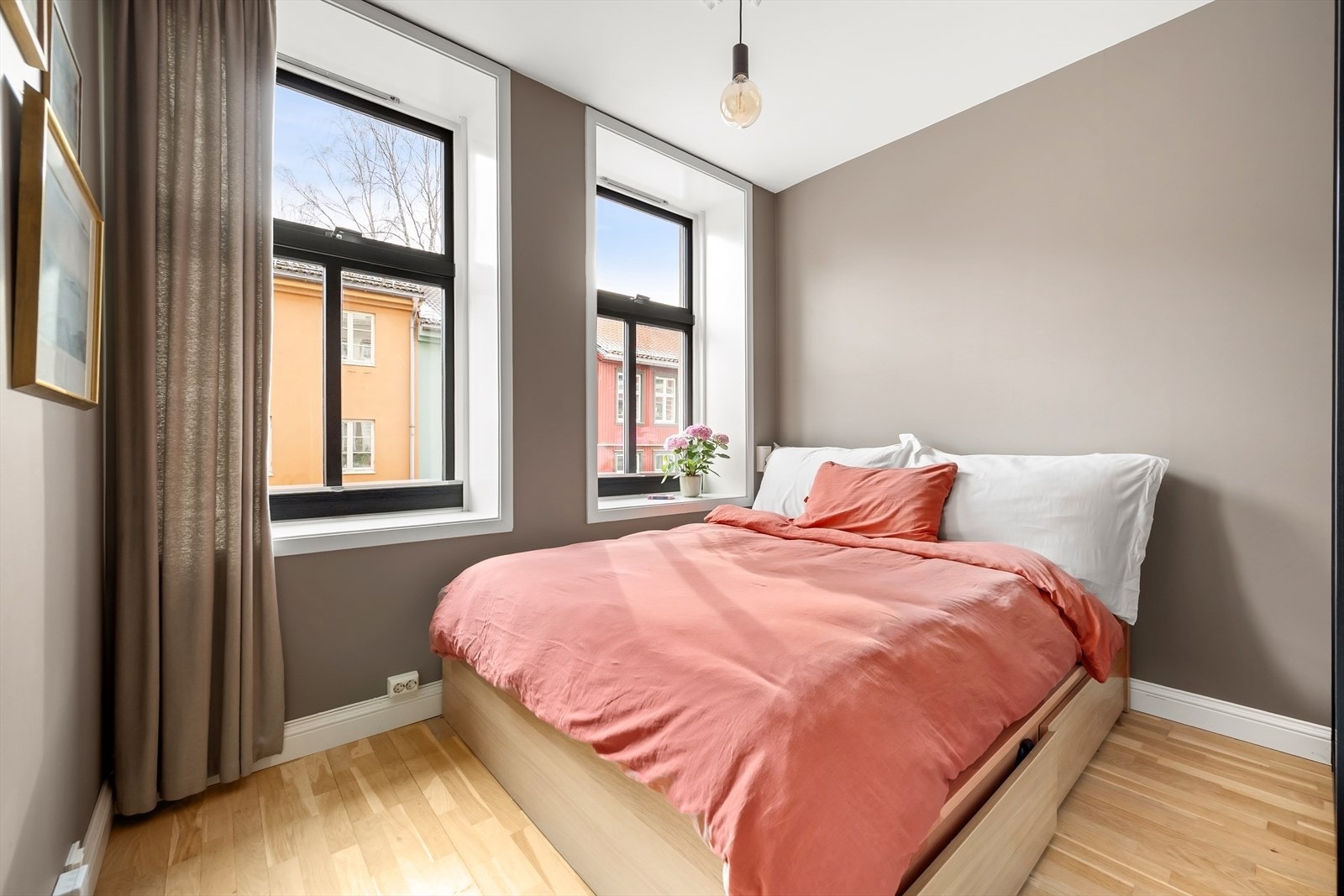 Lunt soverom med plass til dobbeltseng, nattbord og garderobeskap Galleribilde