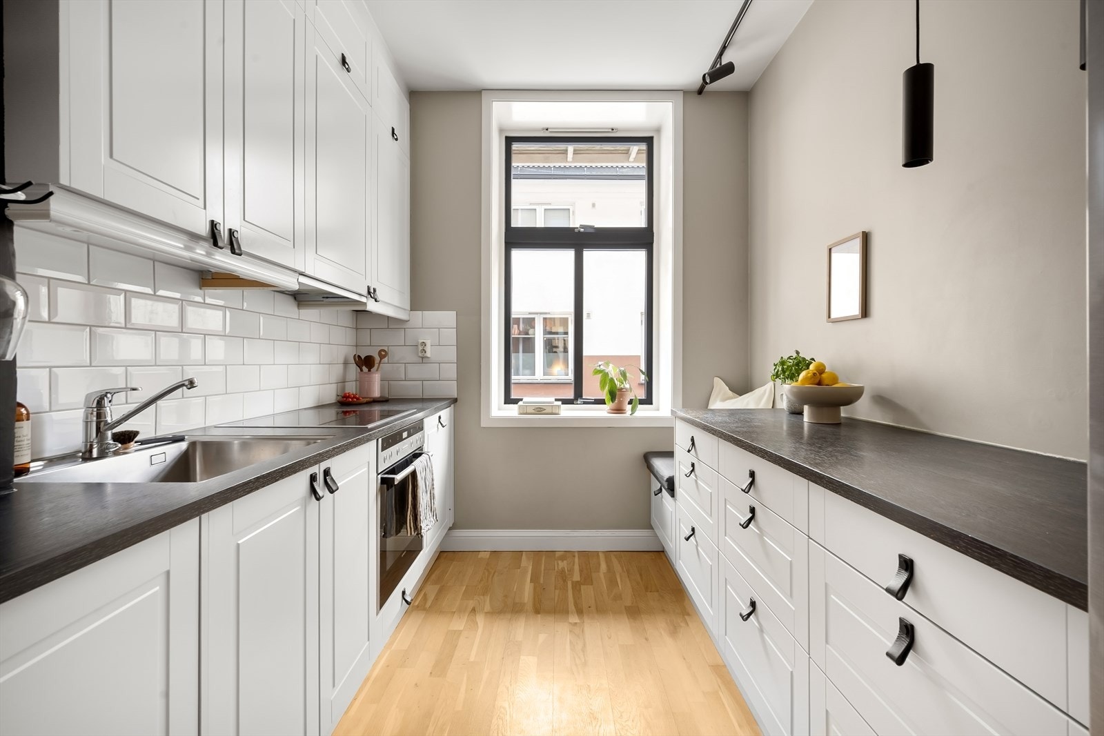 En lys og gjennomgående 2-roms som byr på en romslig stue, separat kjøkken, et lunt soverom og et lekkert flislagt bad Galleribilde