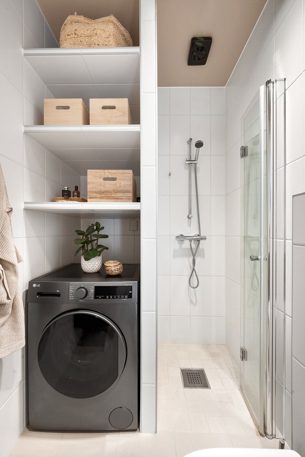 Baderomsinnredningen består av servantskap, dusjsone, toalett og opplegg for vaskemaskin Galleribilde