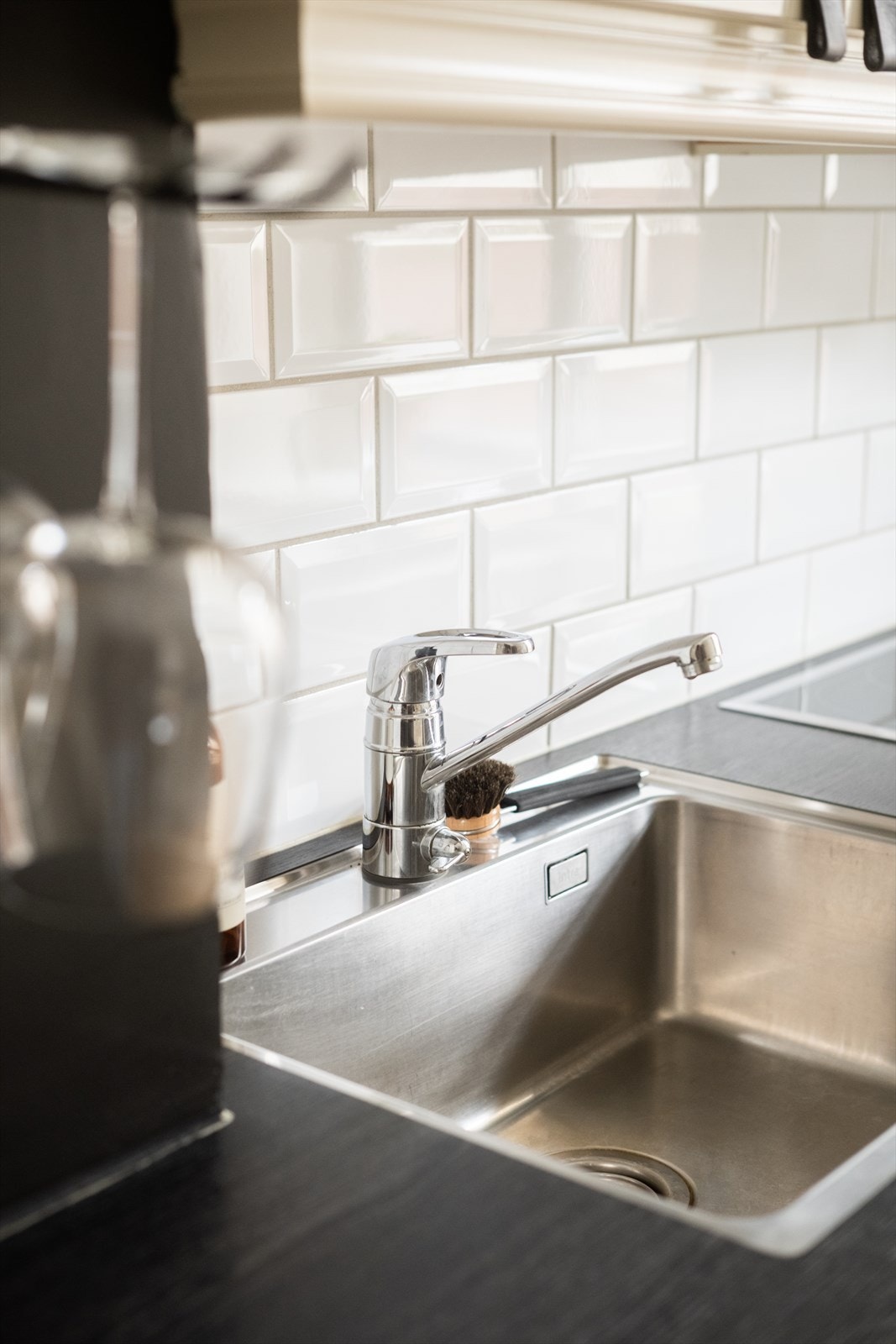 Flotte fliser mellom overskap og benkeplate Galleribilde