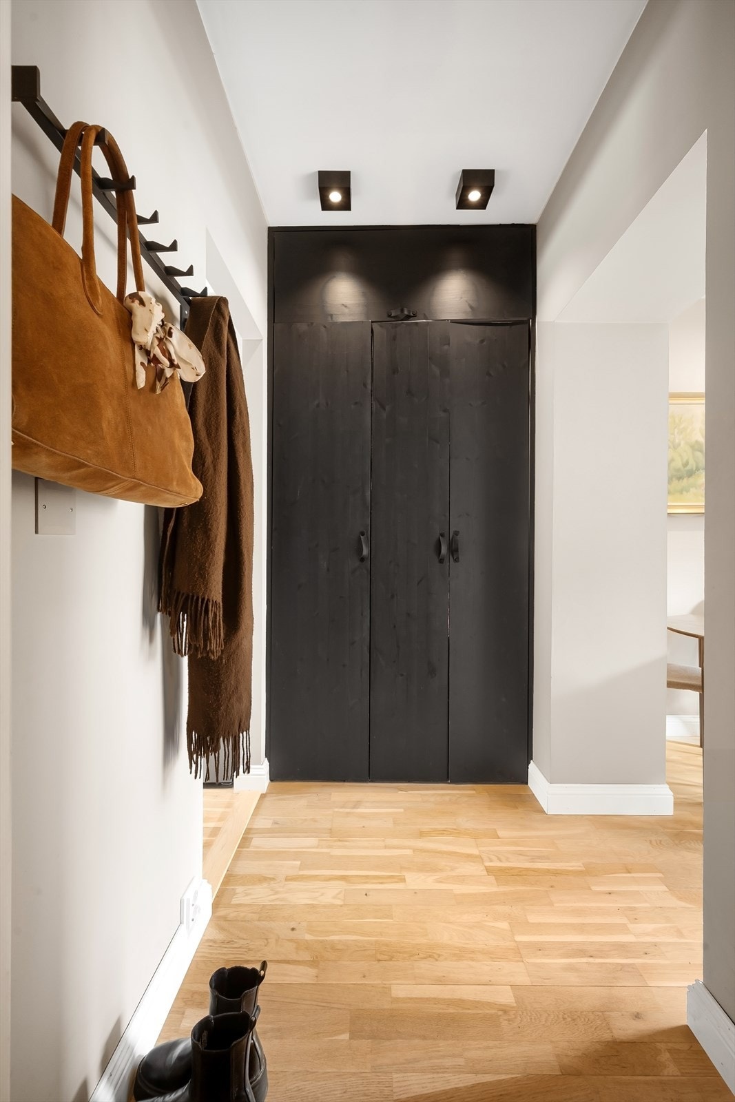 Garderobeskap medfølger Galleribilde