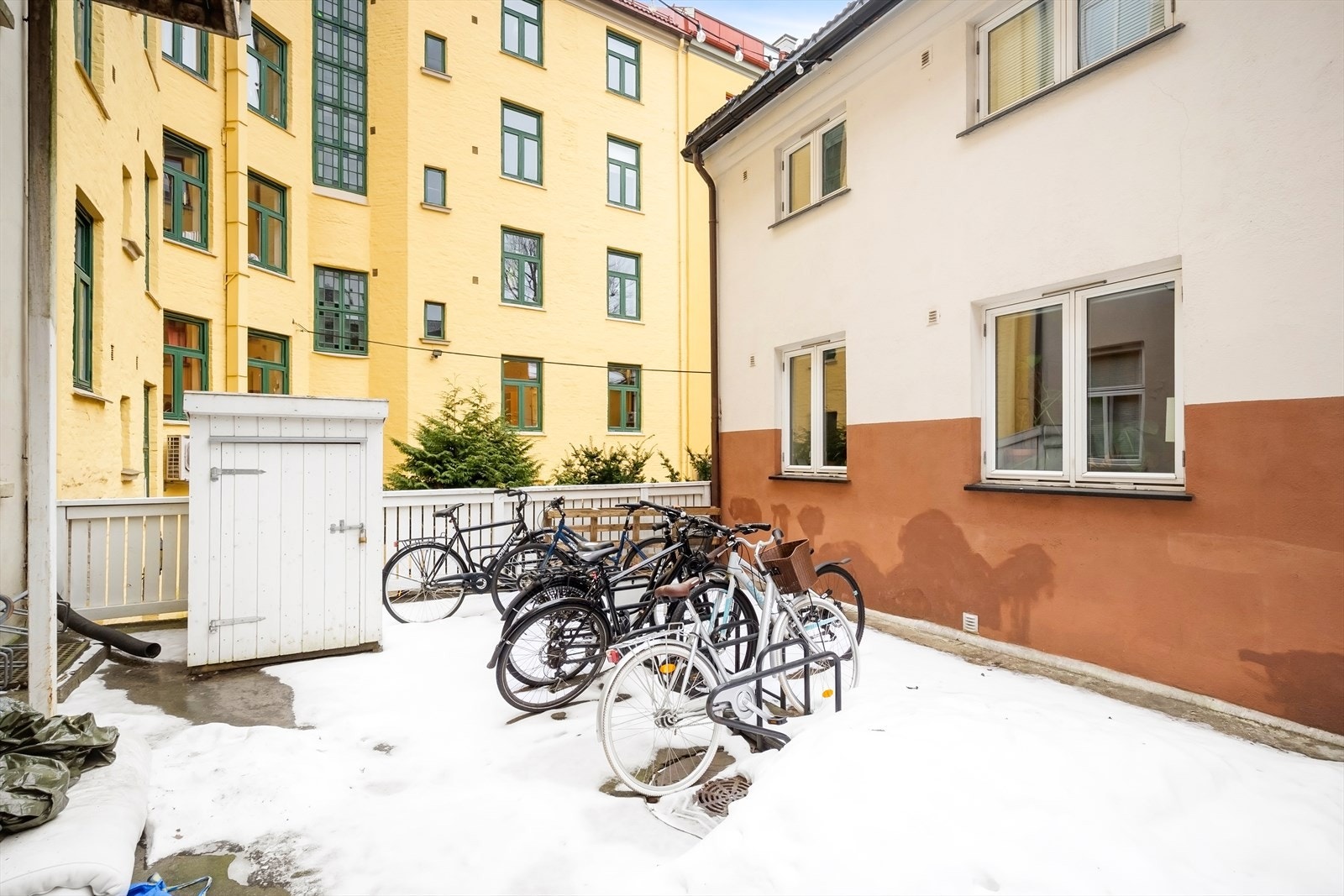 Sykkelparkering i bakgården Galleribilde