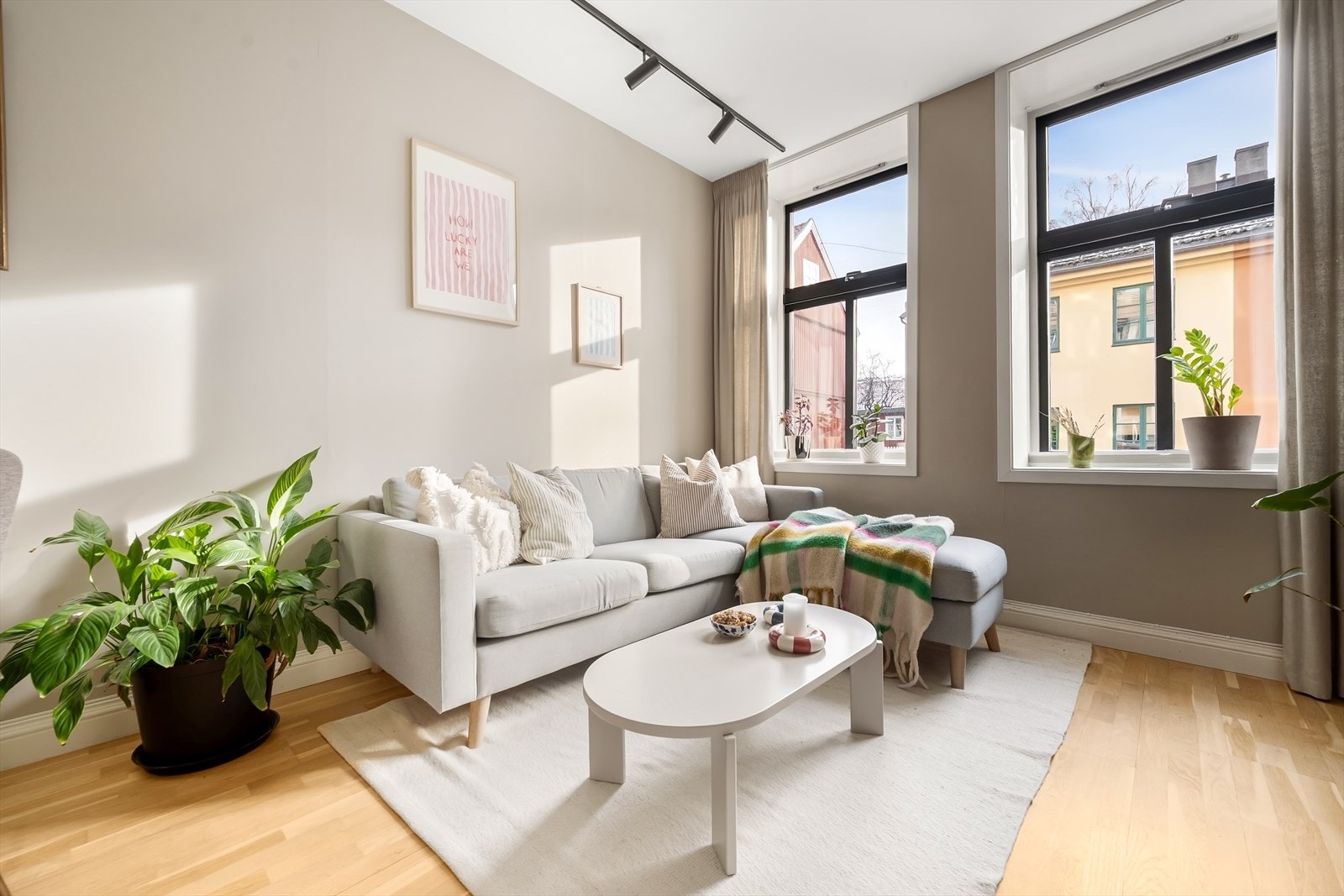 Stuen har en effektiv planløsning med naturlig plass til både sofa og spisegruppe Galleribilde