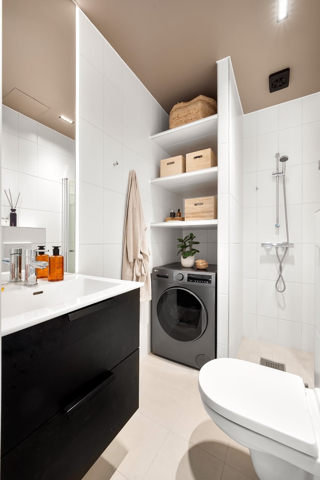 Lekkert, flislagt bad pusset opp i regi av borettslaget i 2022 Galleribilde