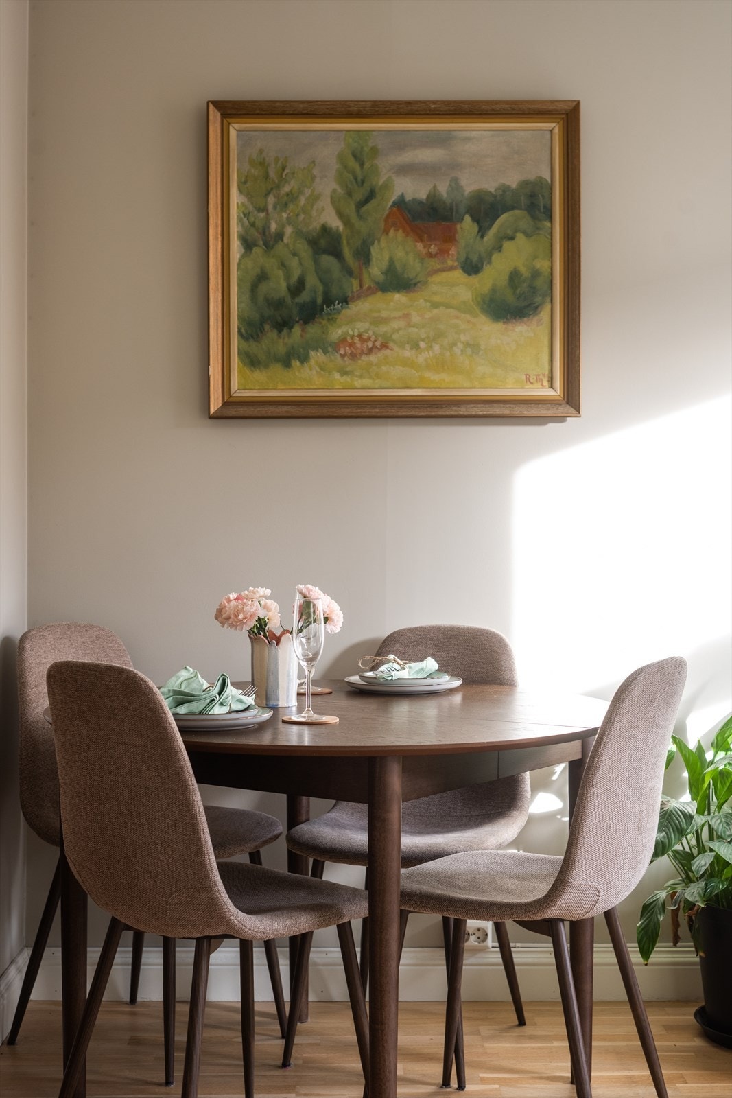 Plass til spisebord i tilknytning til stuen Galleribilde