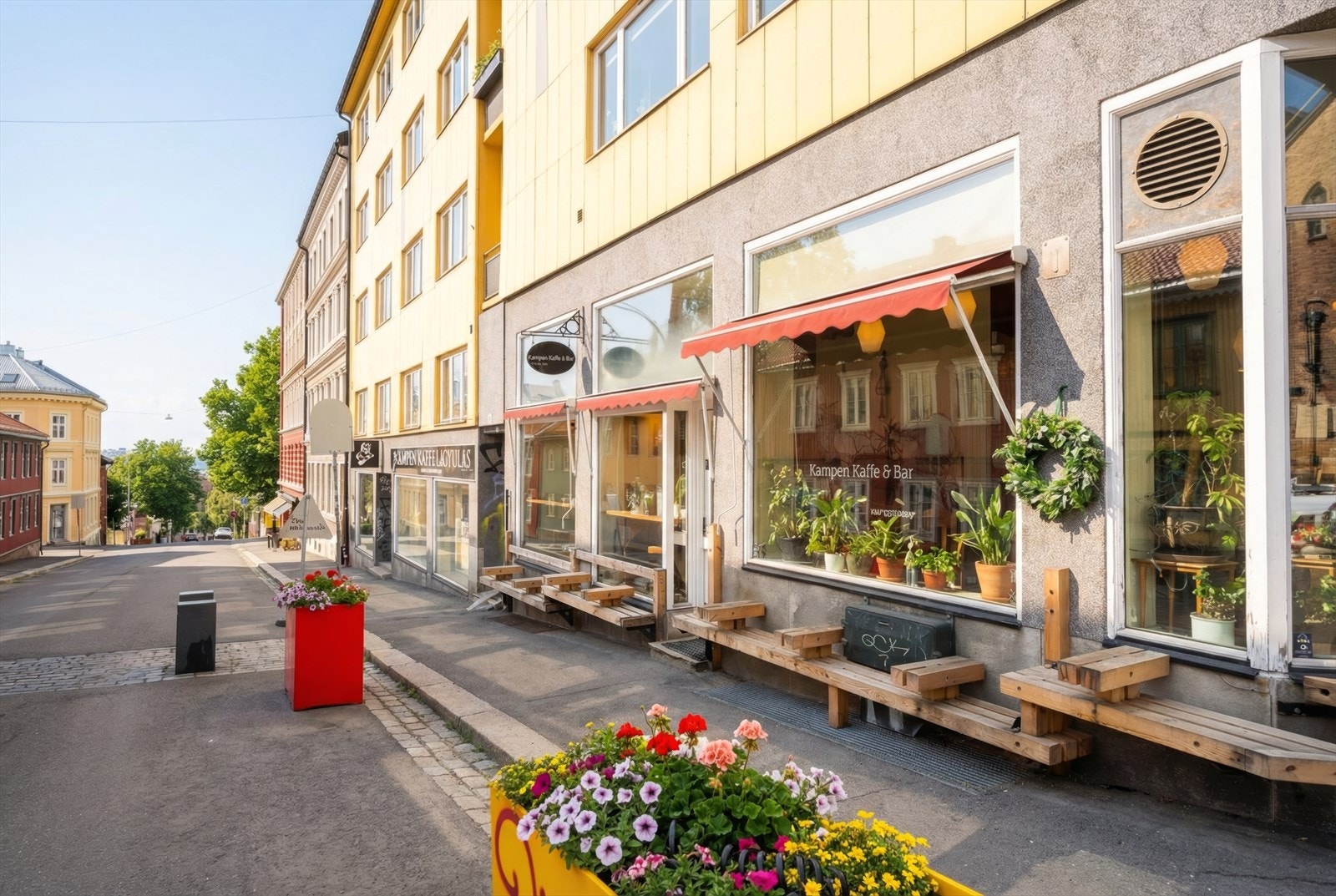 Nyt en god kopp kaffe og bakevarer på nabolagskaféen Kampen Kaffe & Bar Galleribilde