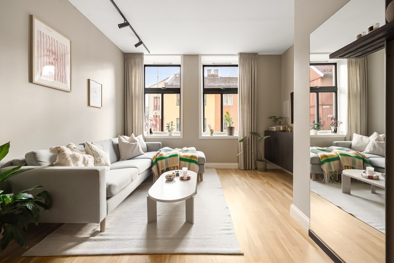 Romslig stue med store vindusflater og god takhøyde Galleribilde