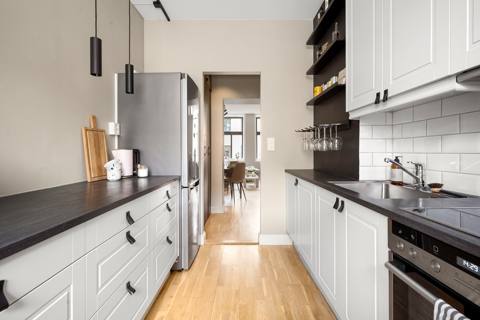 Separat kjøkken med god skap- og benkeplass Galleribilde