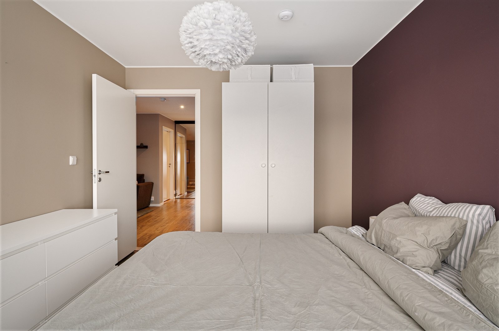 Plass til dobbeltseng og garderobeskap. Galleribilde