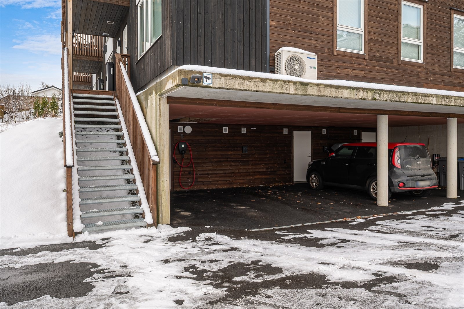 Carport med elbil lader. Galleribilde