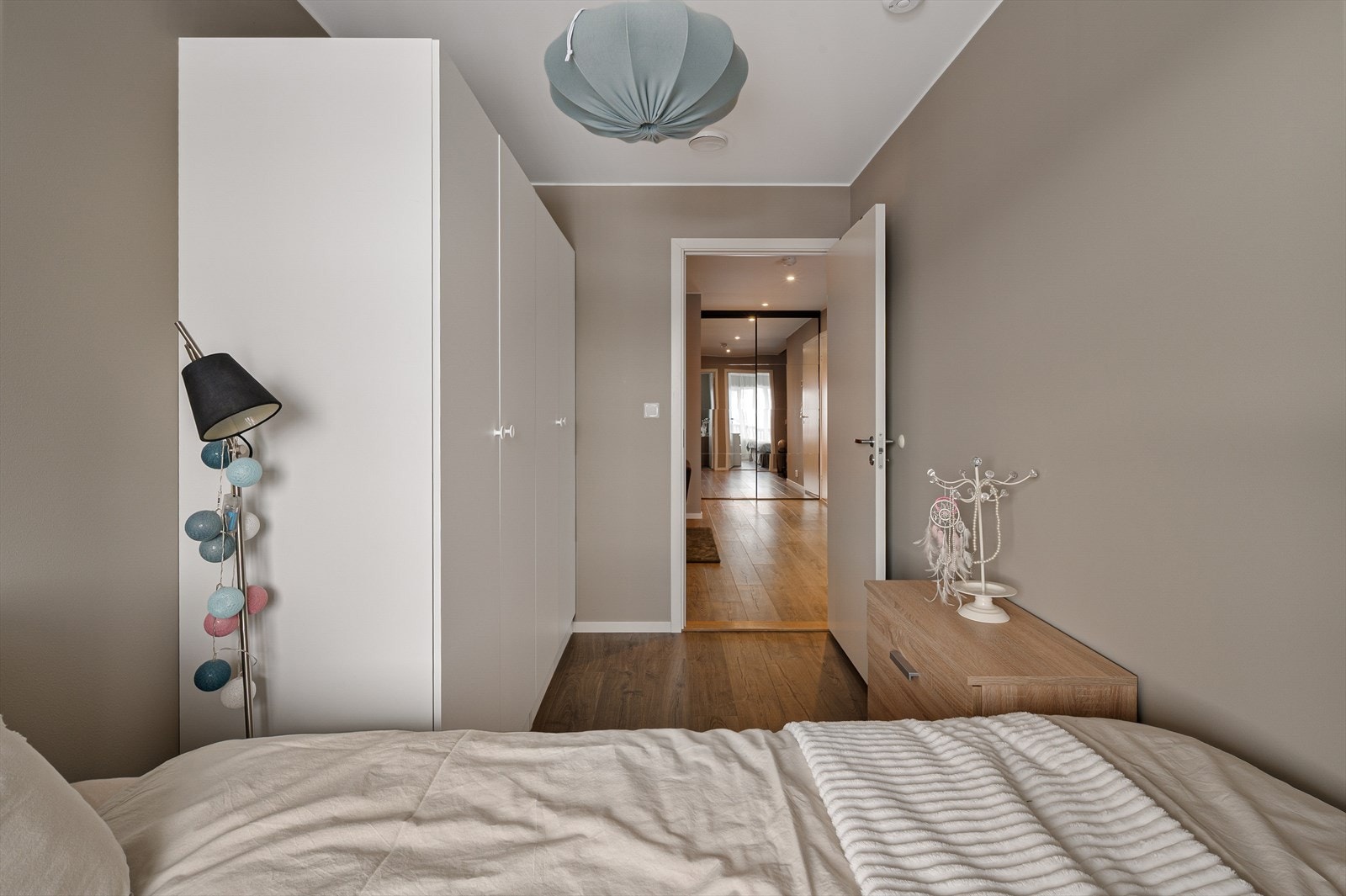 Plass til seng og garderobeskap. Galleribilde