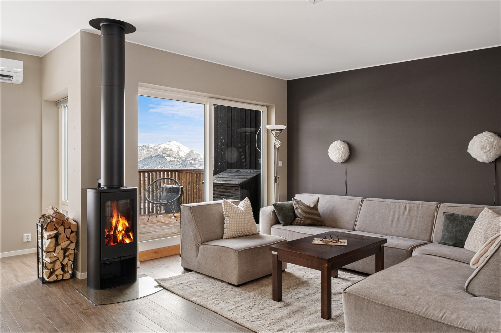 Peis i stue som varmer godt på kalde vinterdager. Galleribilde