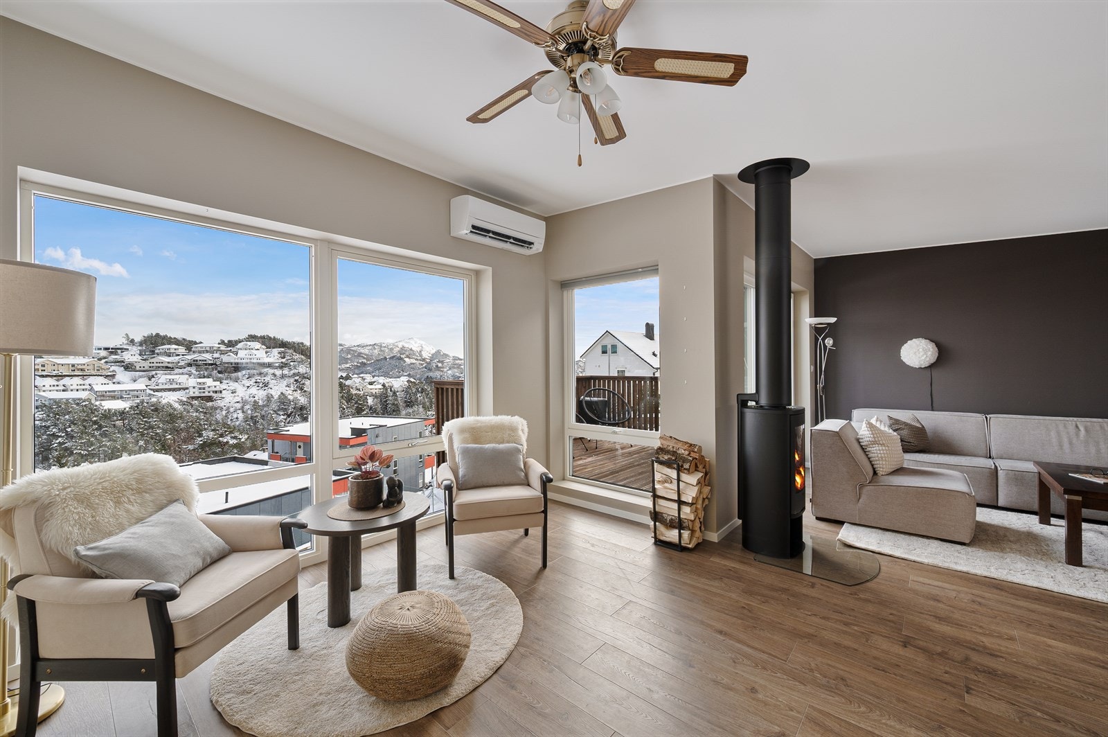 Store vinduer som gir rikelig med lysinnslipp. Galleribilde