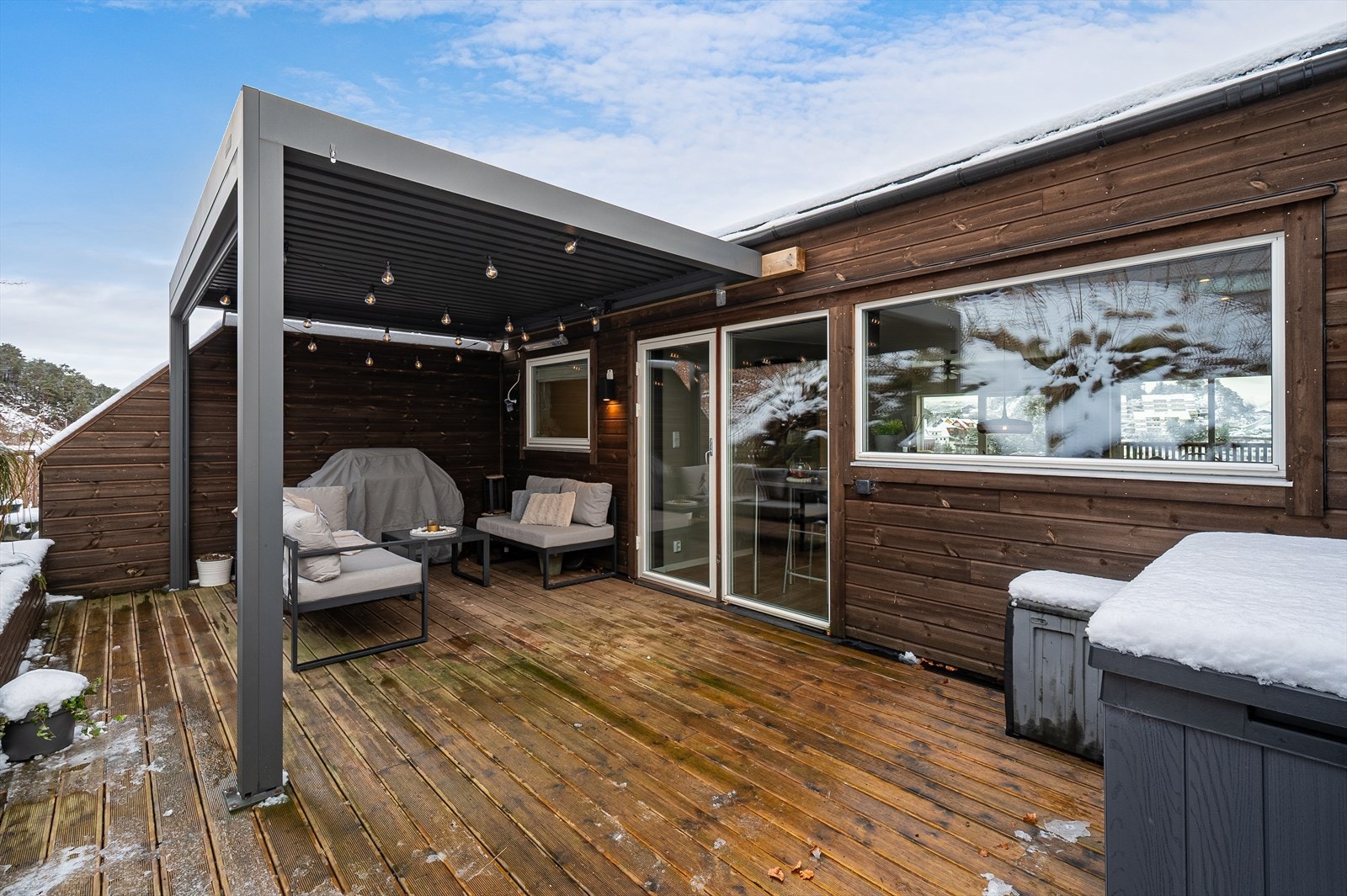 Fin uteplass med pergola. Galleribilde