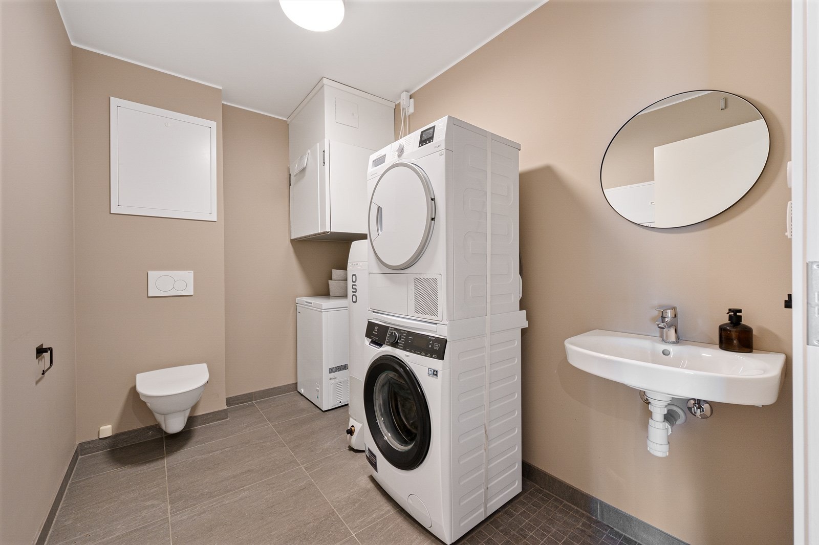 Praktisk vaskerom med toalett. Galleribilde