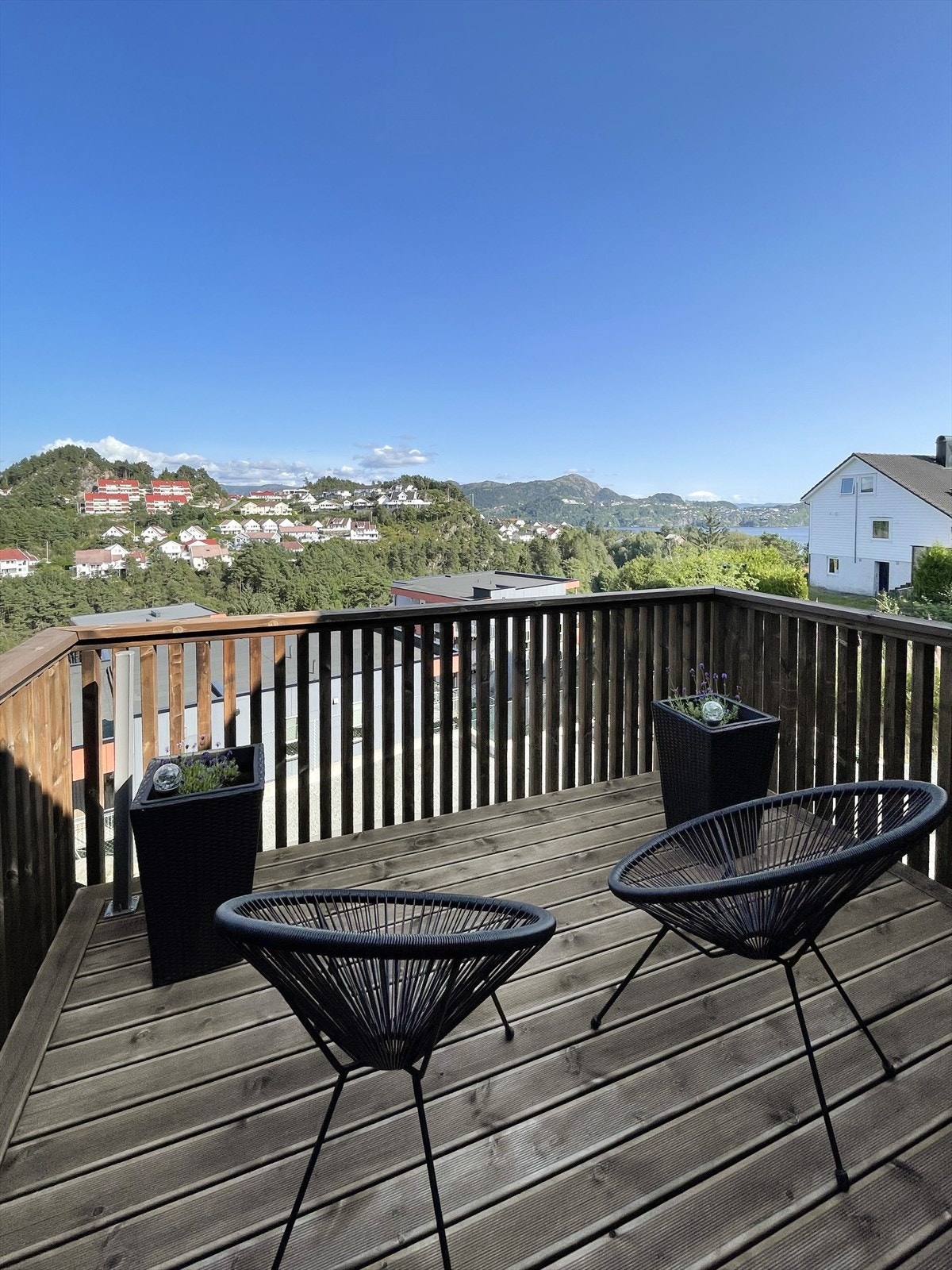 Det er elektrisk markise på balkongen og uttrekkbar vindskjerm mot nord. Galleribilde