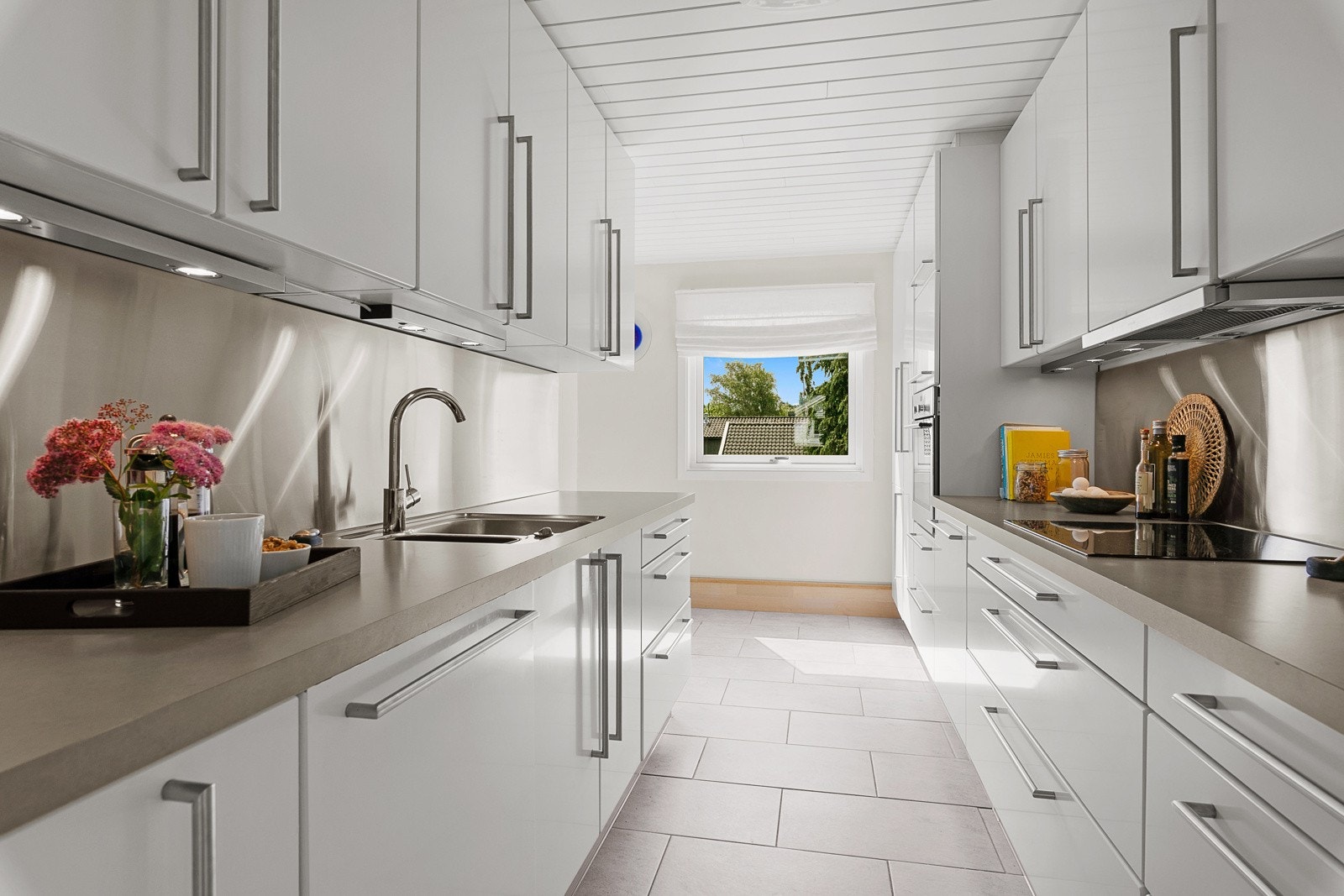 Stilrent kjøkken med god plass i skuffer og skap Galleribilde