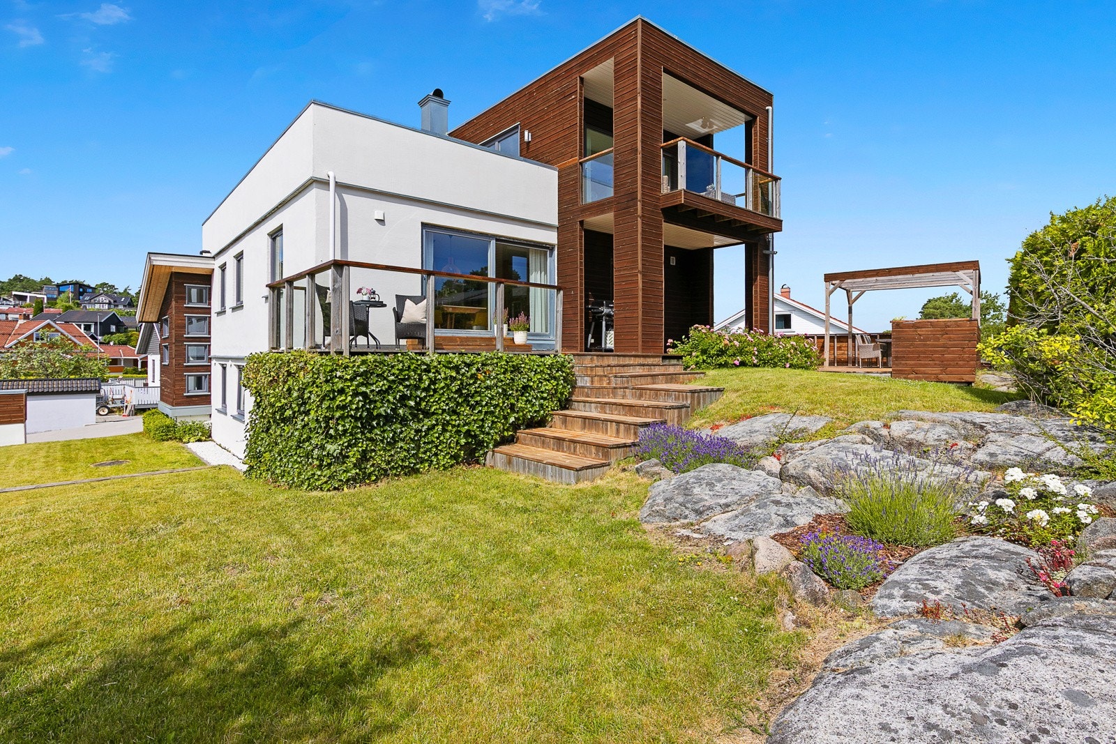 Tøff arkitektur og pent opparbeidede uteområder Galleribilde