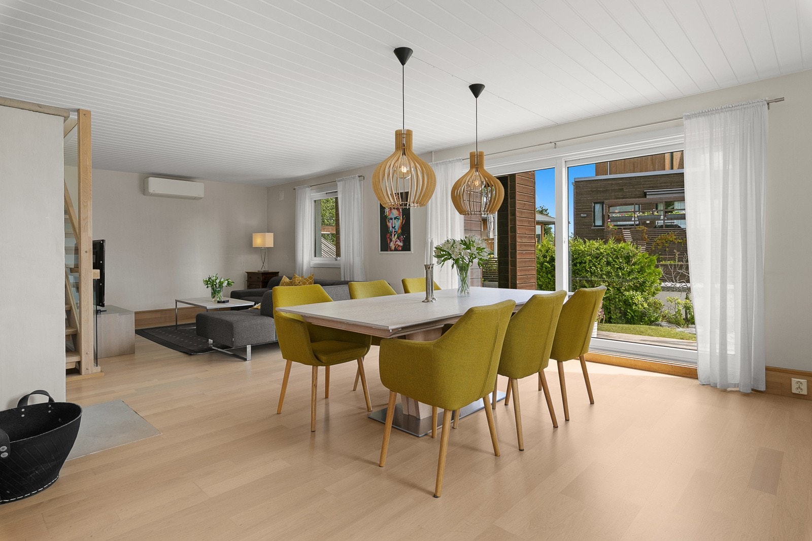 Stue og spisestue i åpen løsning Galleribilde