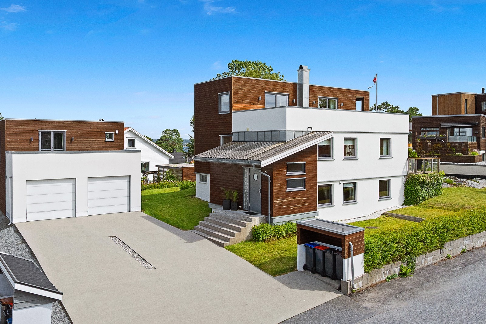 Støpt innkjørsel med dobbelgarasje Galleribilde