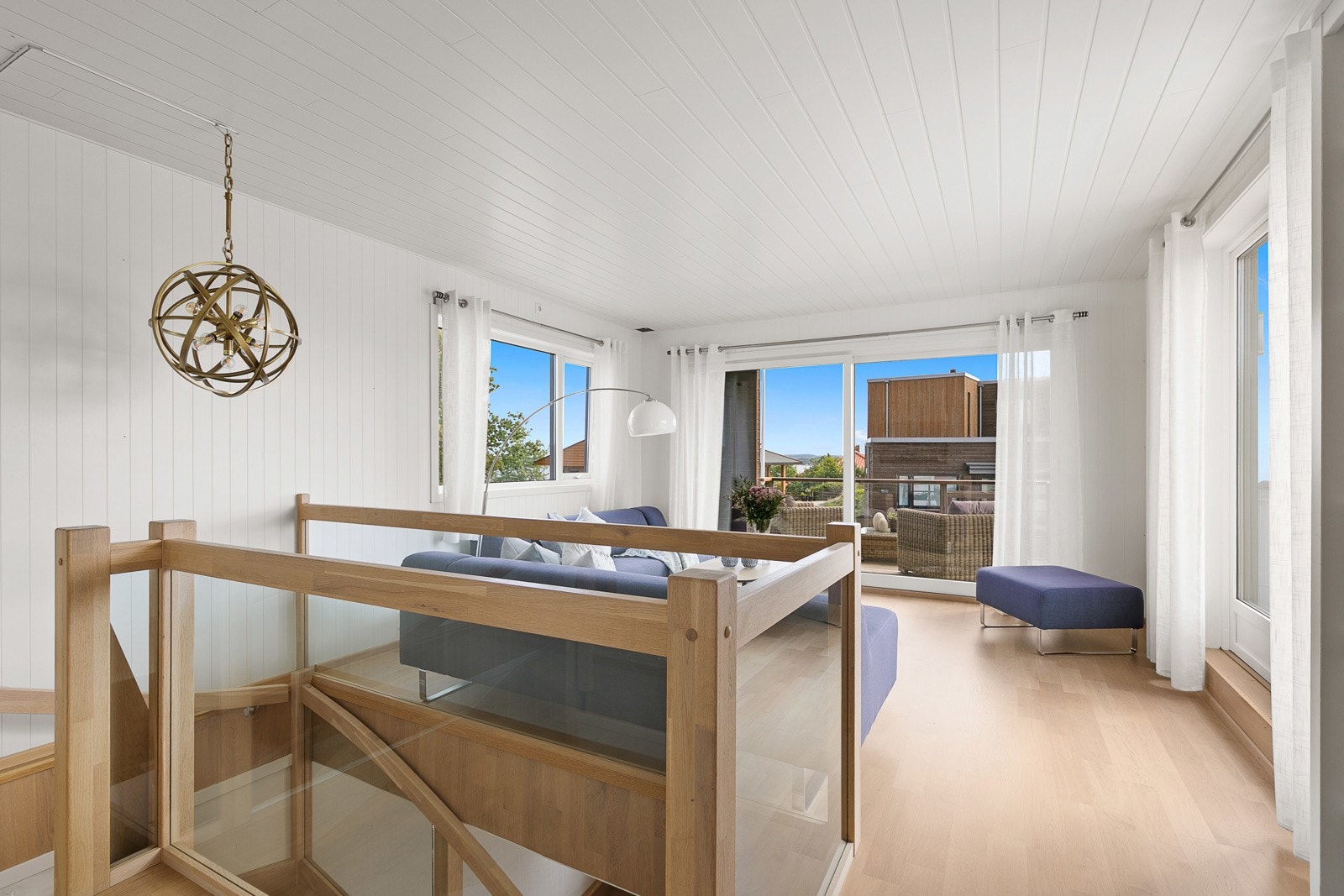 Her oppe er det loftstue med utgang til overbygd balkong og stor takterrasse Galleribilde