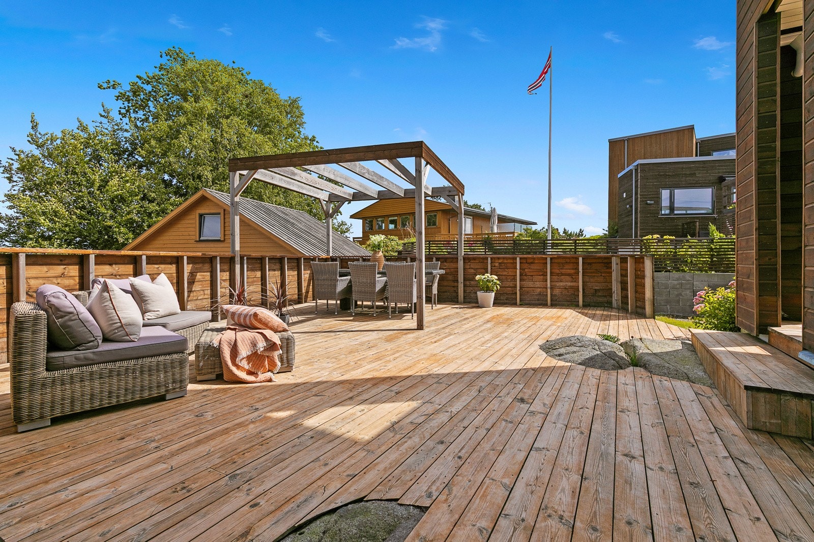 Fra stua er det utgang til stor terrasse Galleribilde