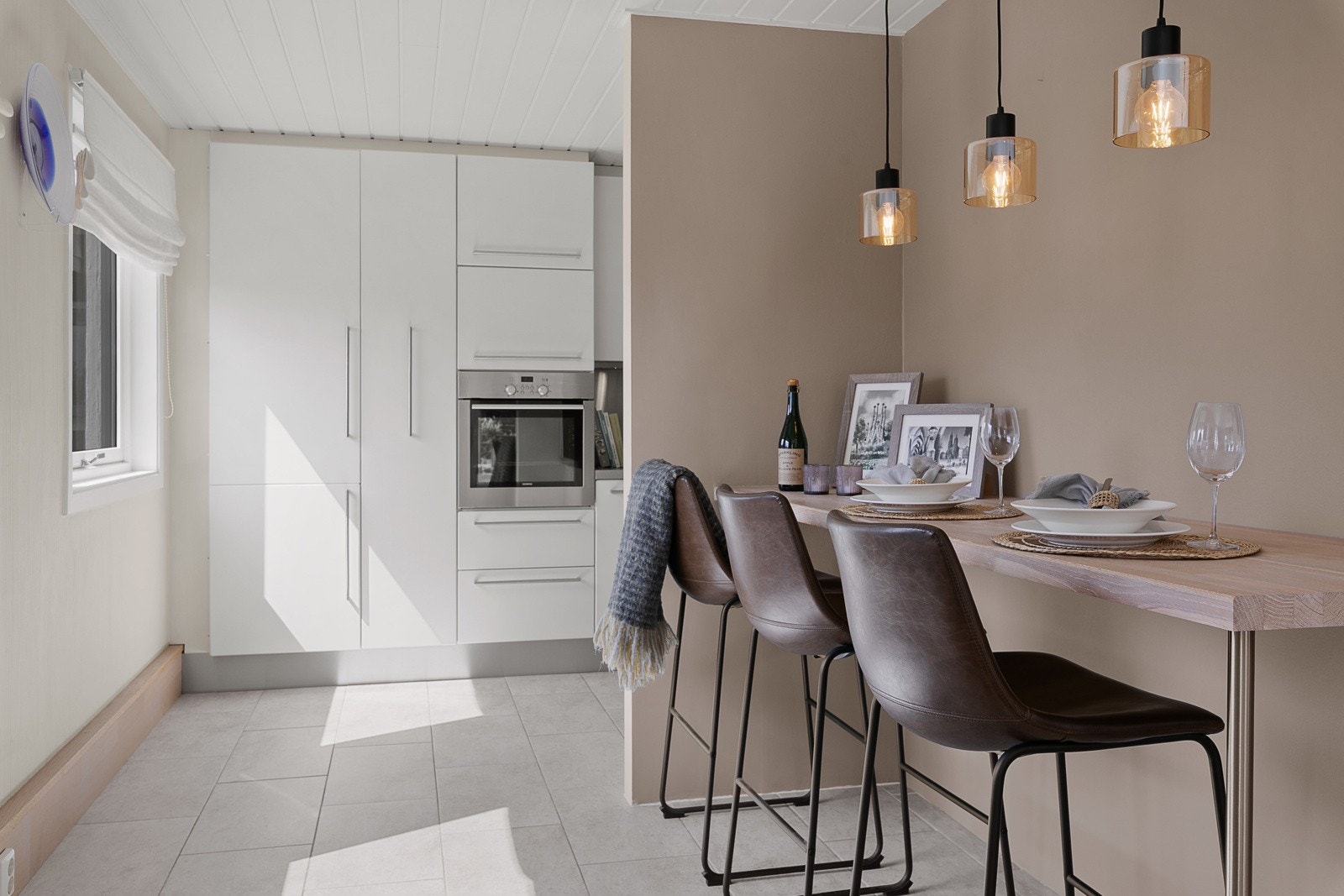 Praktisk barløsning ved inngangen til kjøkkenet Galleribilde