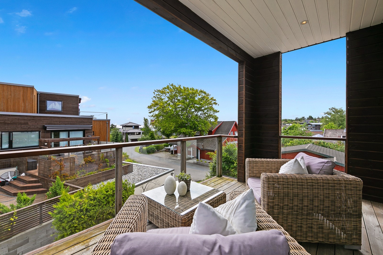 Lun, takoverbygd uteplass Galleribilde