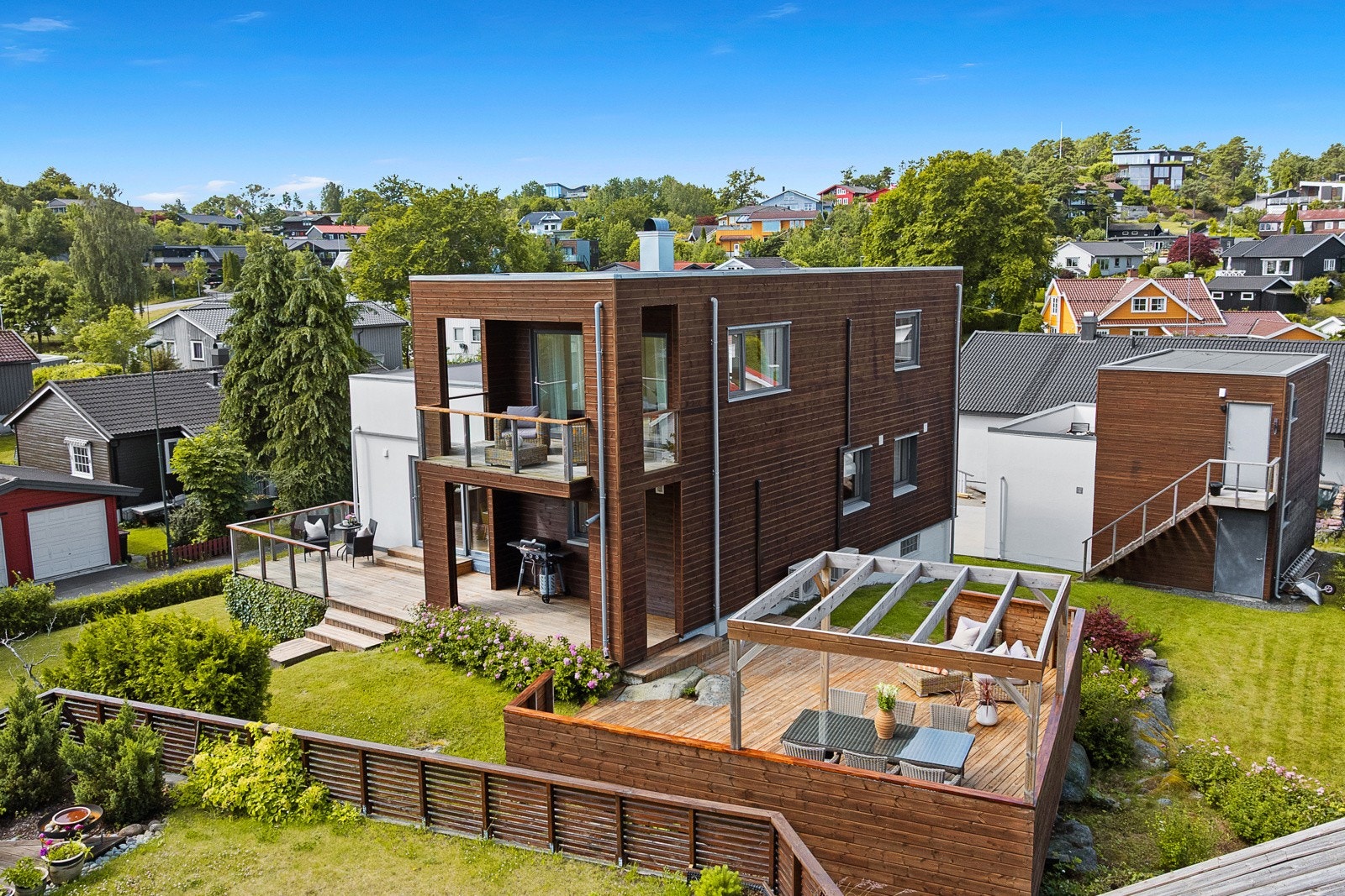 Solrik tomt med flere flotte uteplasser Galleribilde