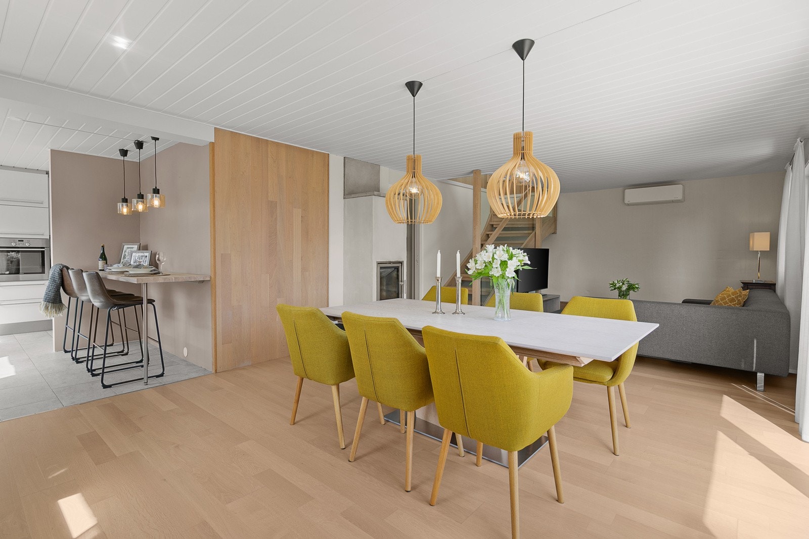 Kjøkkenet er i delvis åpen løsning mot spisestuen Galleribilde