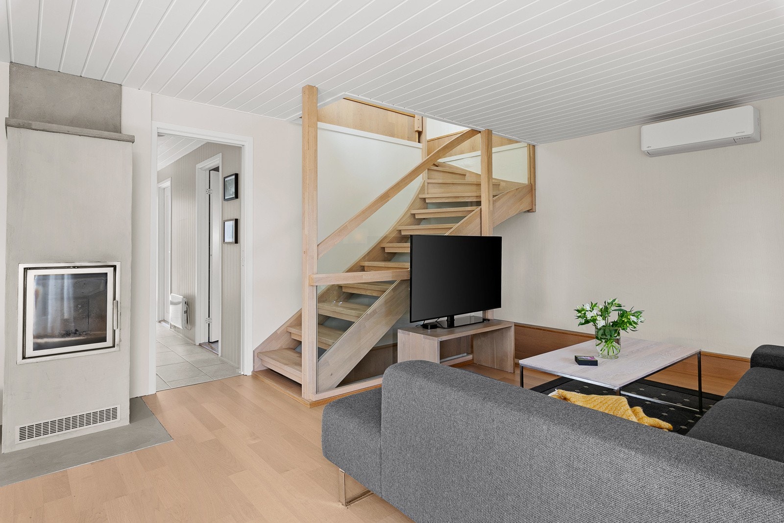 Legg merke til den flotte trappen opp til 2. etasje Galleribilde