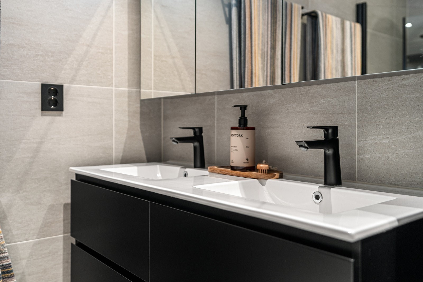 Dobbel servant og speilskap.