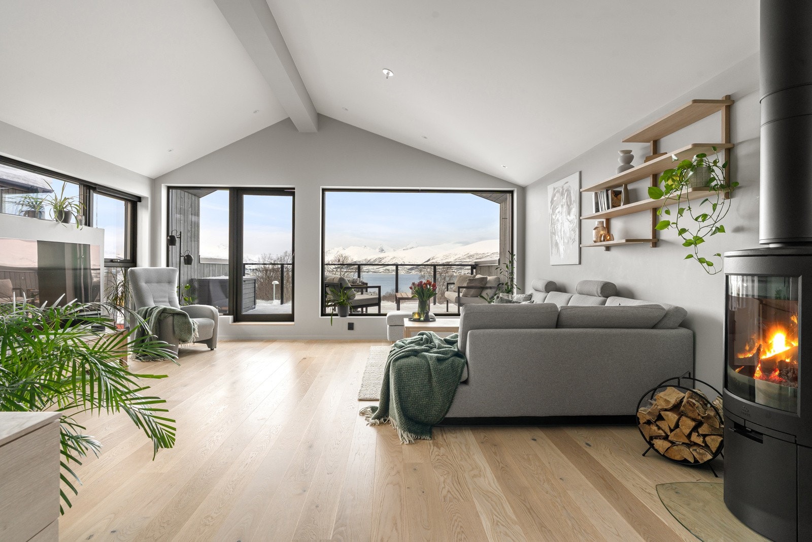 Boligen har meget god planløsning hvor utsikten er ivaretatt fra både stue og kjøkken, to av soverommene, samt i utleiedelen.