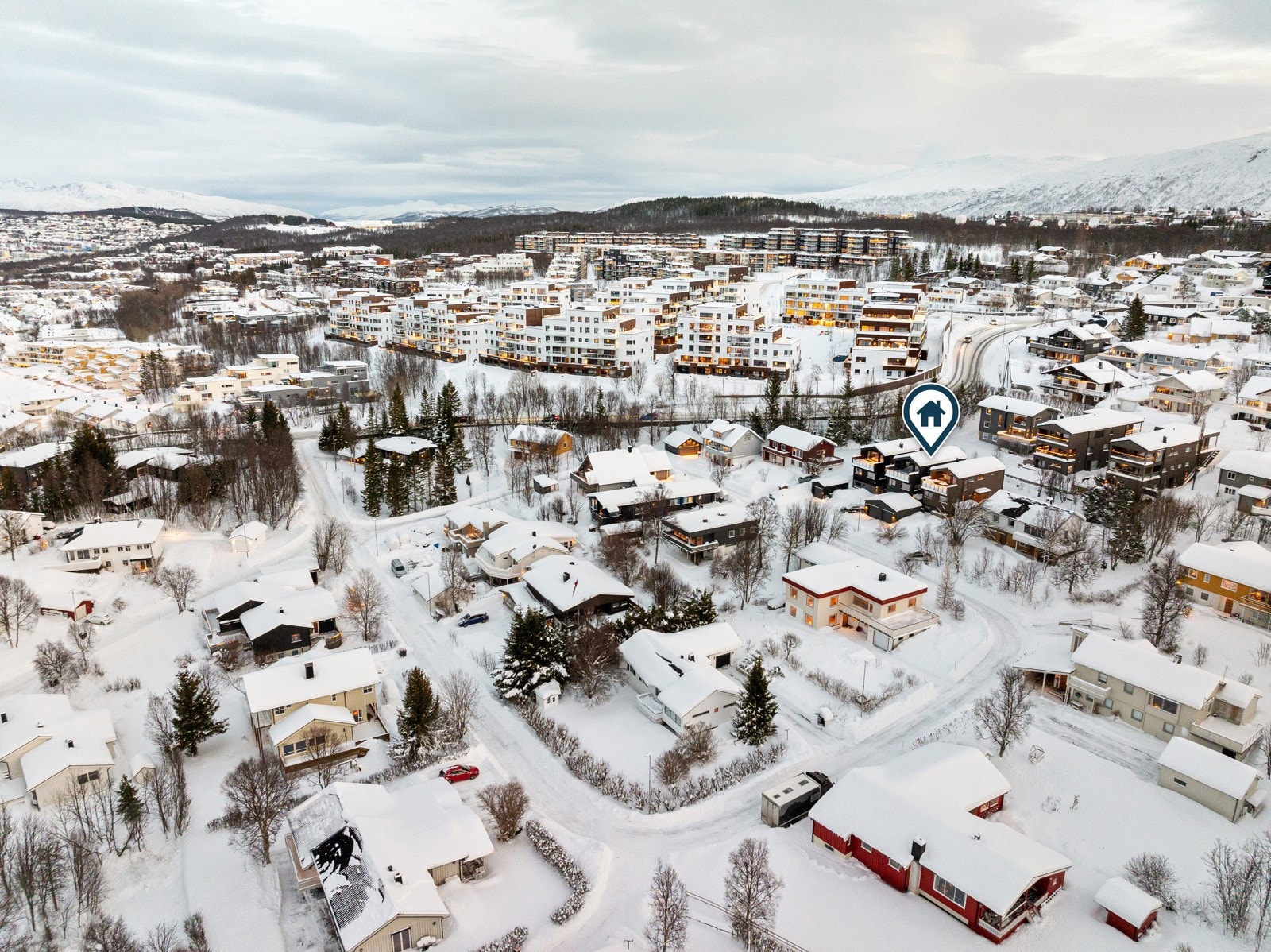 Barnehage og barneskole ligger i gangavstand fra boligen.