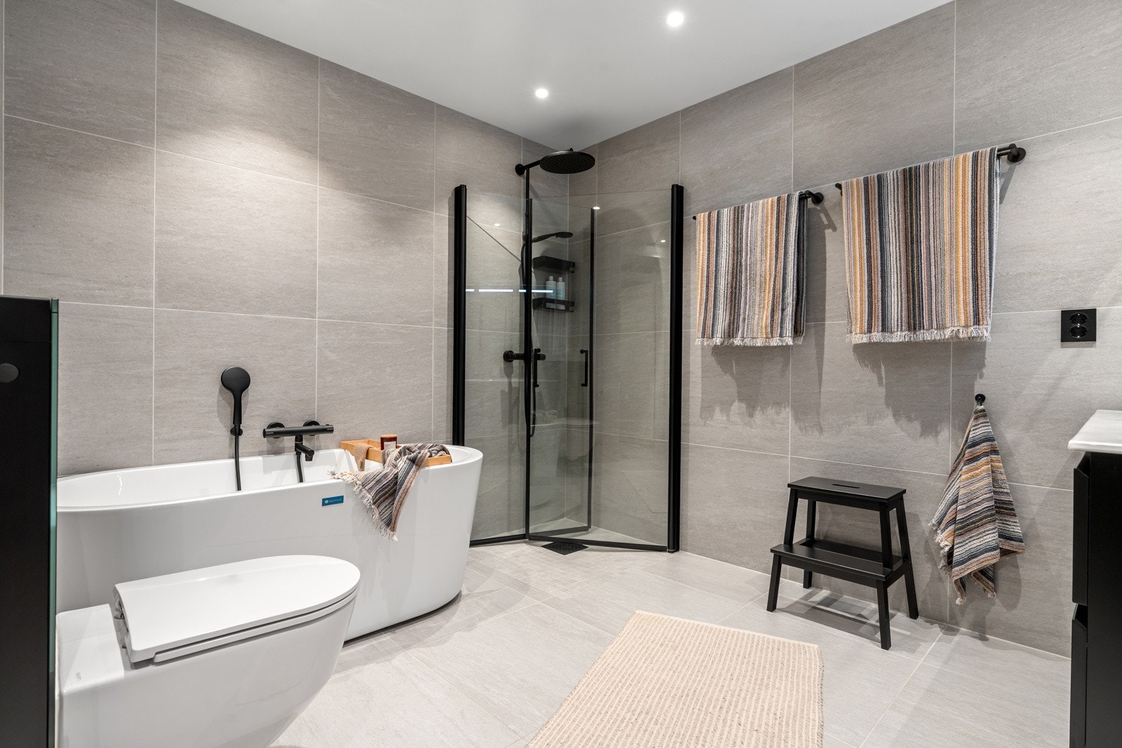 Det er to store og delikate bad i boligen, hvorav det ene er utstyrt med flott badekar.