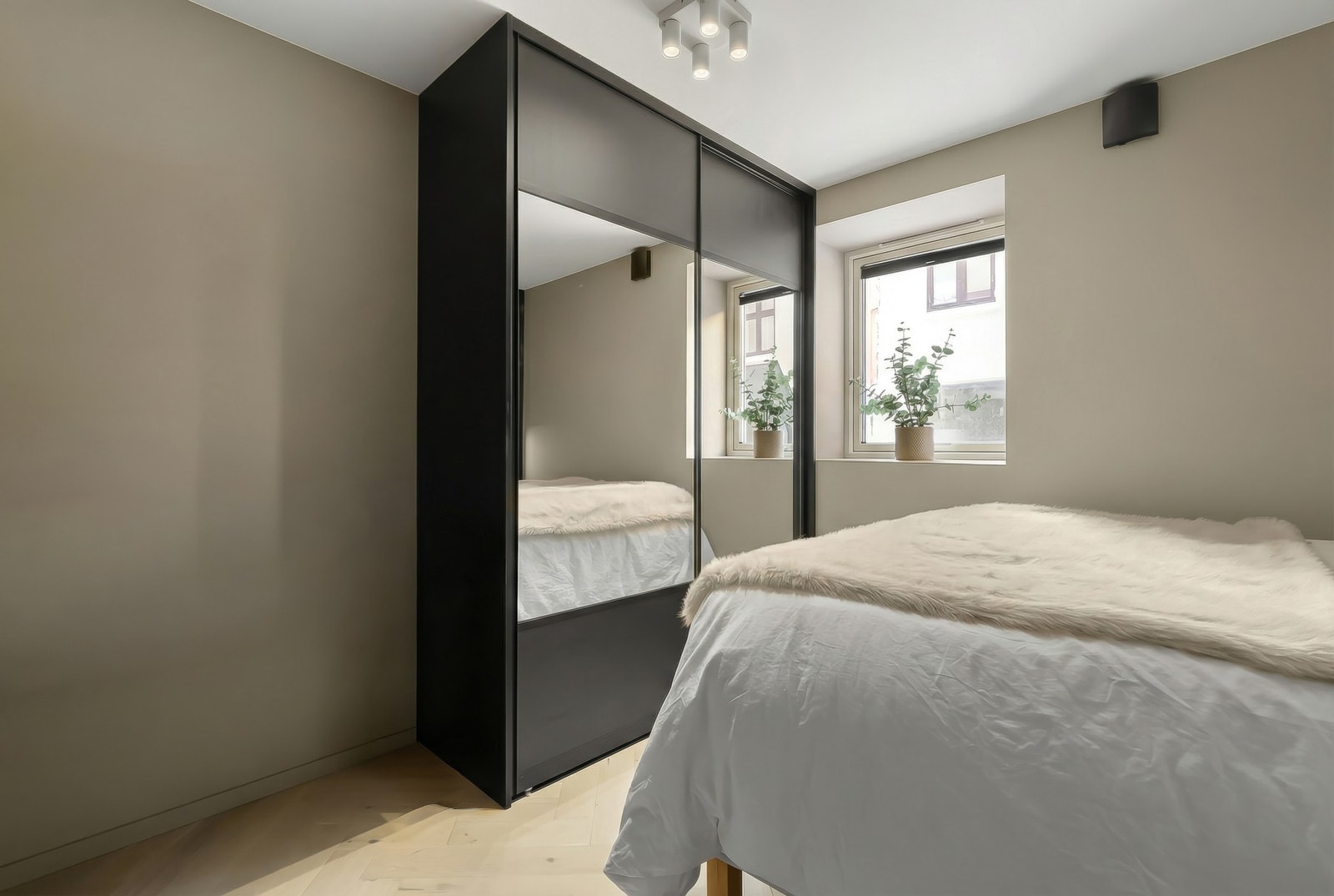 Rommet har fleksibel planløsning med plass til hjemmekontor, sminkebord eller annet ønsket møblement. Galleribilde