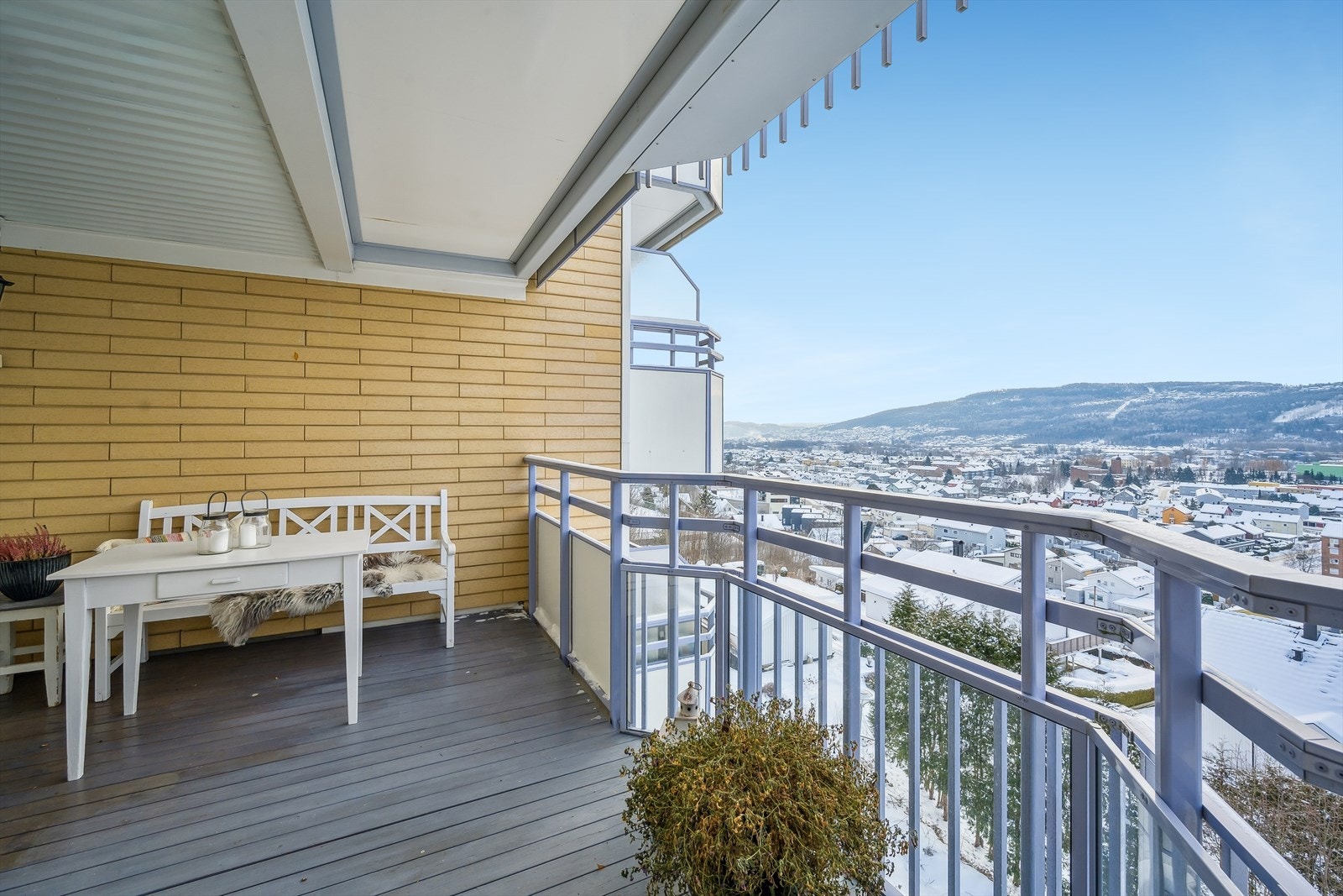 Overbygget balkong med panoramautsikt/ solrikt Galleribilde