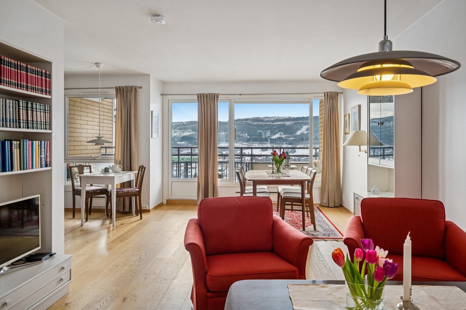 Stue med store, lyse vinduer Galleribilde