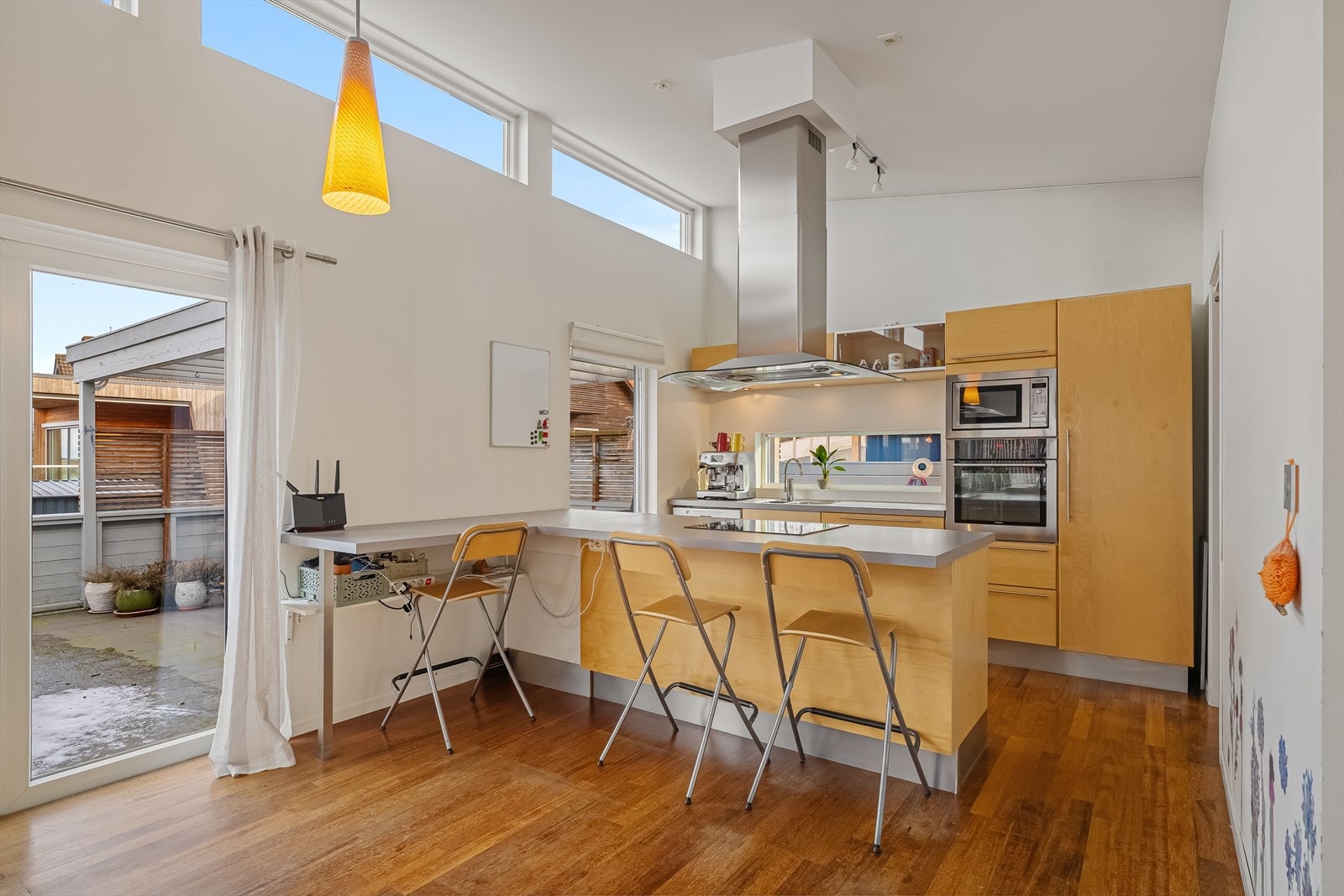 Kjøkken med halvøy som gir rikelig med skap- og benkeplass Galleribilde