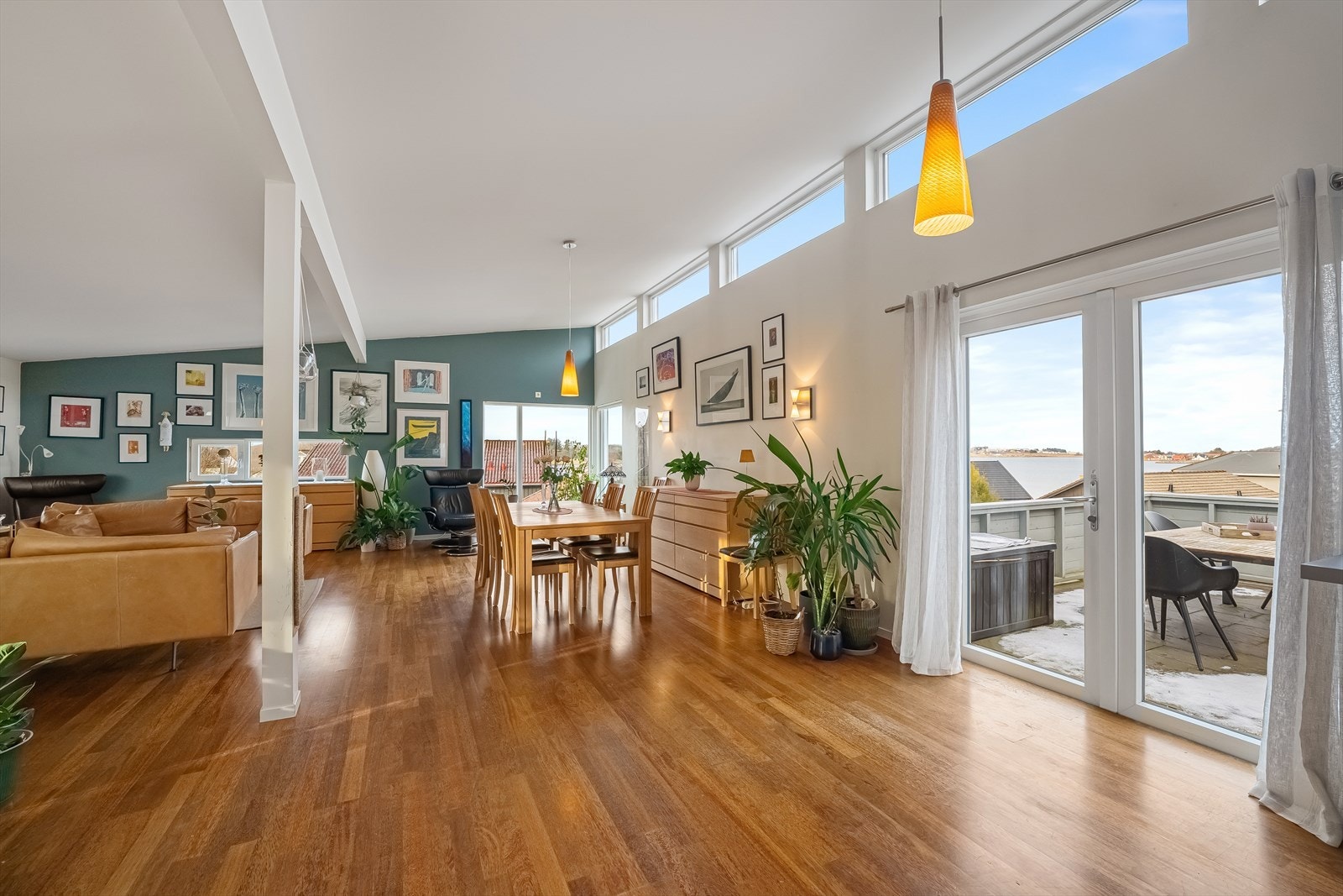 Store vindusflater som gir rikelig med naturlig lys Galleribilde