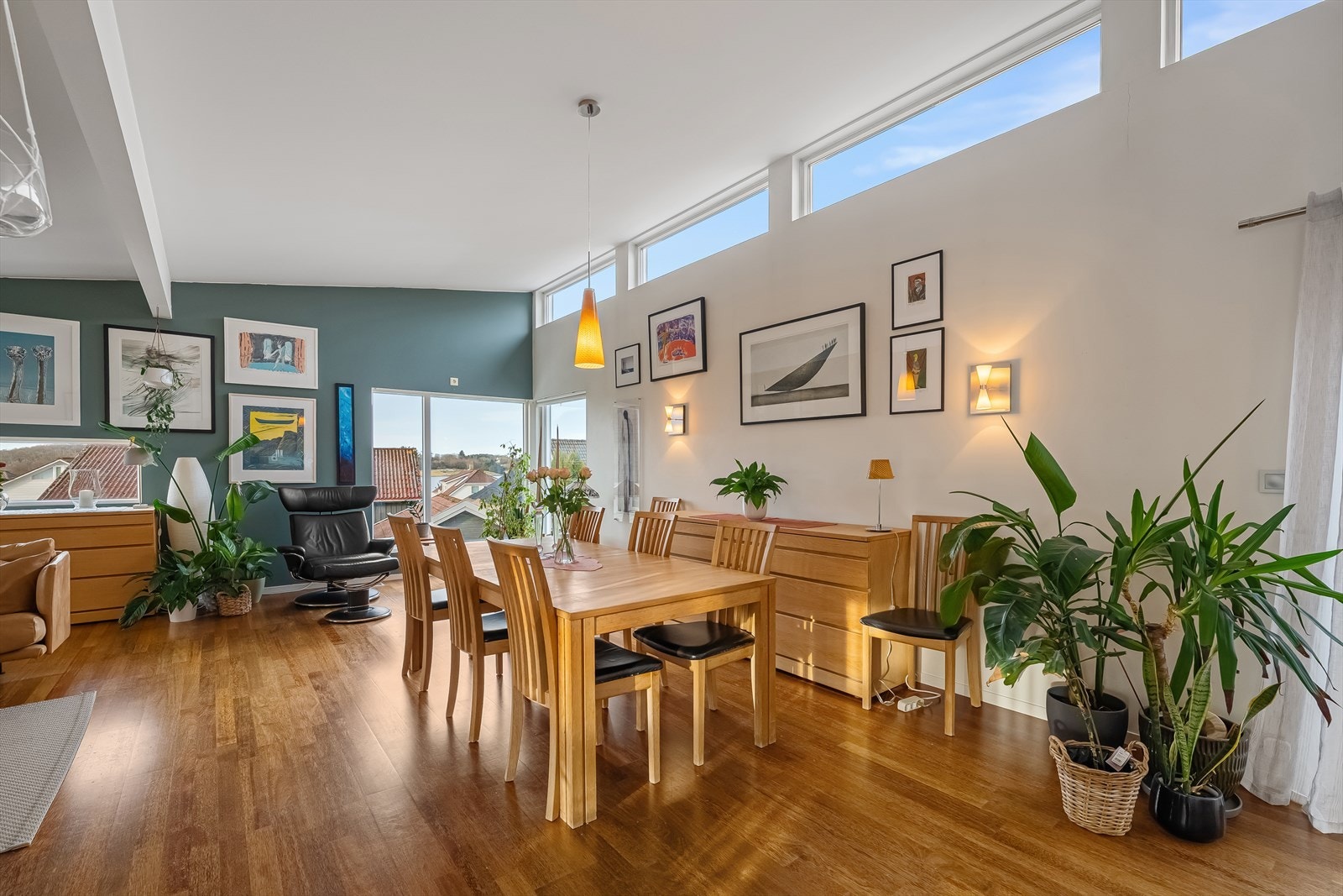 Romslig og lys stue Galleribilde